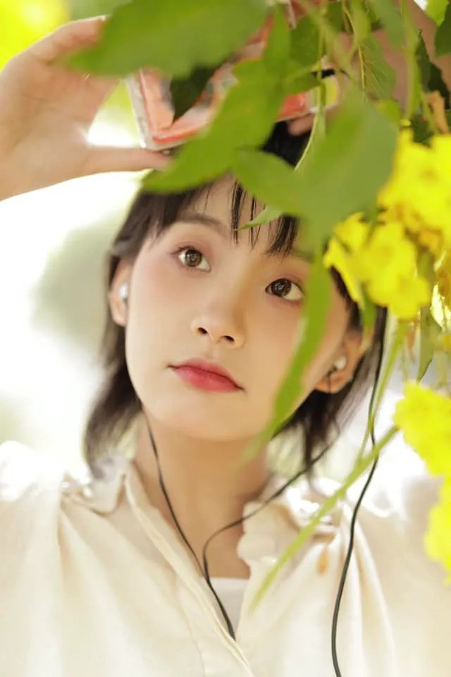 Xuất thân là mẫu ảnh lookbook, Thu Hà Ceri chuyển hướng sang diễn xuất khi đóng MV, phim truyền hình, điện ảnh. Cô từng xuất hiện trong MV của Thiều Bảo Trâm, Hoàng Dũng, đóng các vai phụ trong Thương ngày nắng về, Món quà của cha và đều gây được ấn tượng.