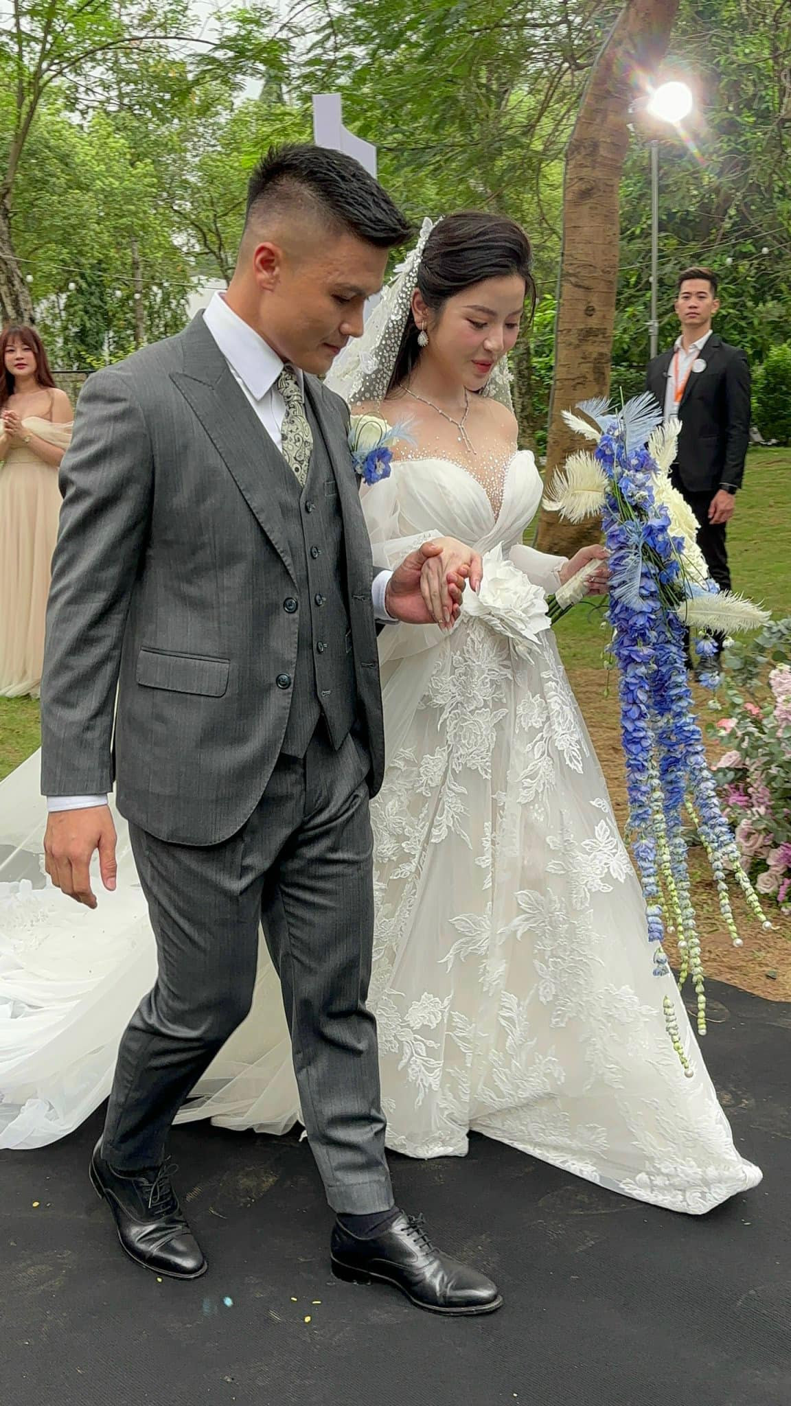 Quang Hải và Chu Thanh Huyền trong tiệc thân mật công bố con đầu lòng. Ảnh: Internet, Nguyễn Quang Hải.