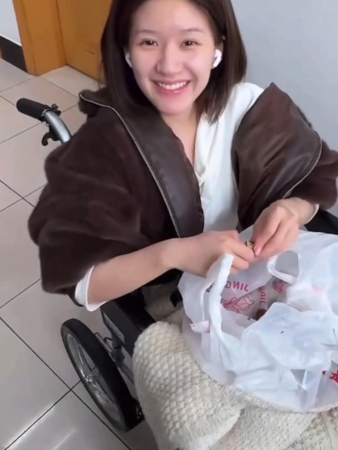 Triệu Lộ Tư tiết lộ từng mắc trầm cảm năm 2019. Mới đây, cô dừng hoạt động vì sức khỏe bất ổn.