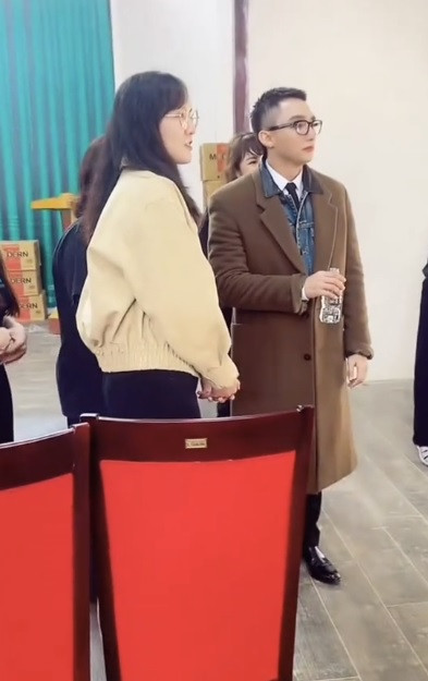 Sơn Tùng, Hải Tú cùng công ty đến thôn Làng Nủ thăm điểm trường. Ảnh: Sky Union, TikTok.