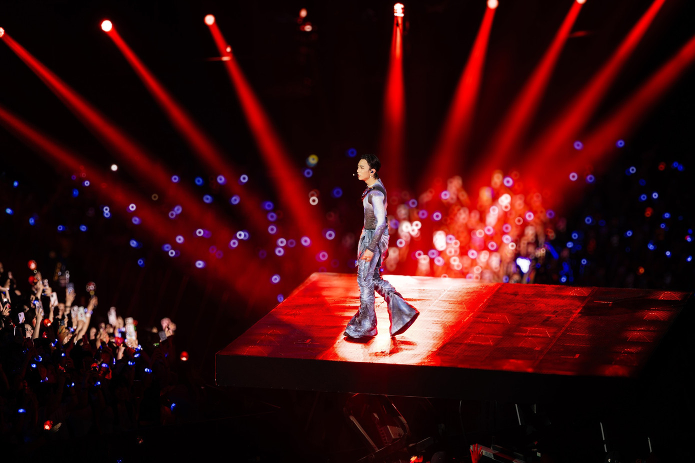 Nam ca sĩ nhiều lần thay đổi vị trí biểu diễn, di chuyển giữa các sân khấu phụ được bố trí trong khu vực khán giả để dễ tương tác trực tiếp.