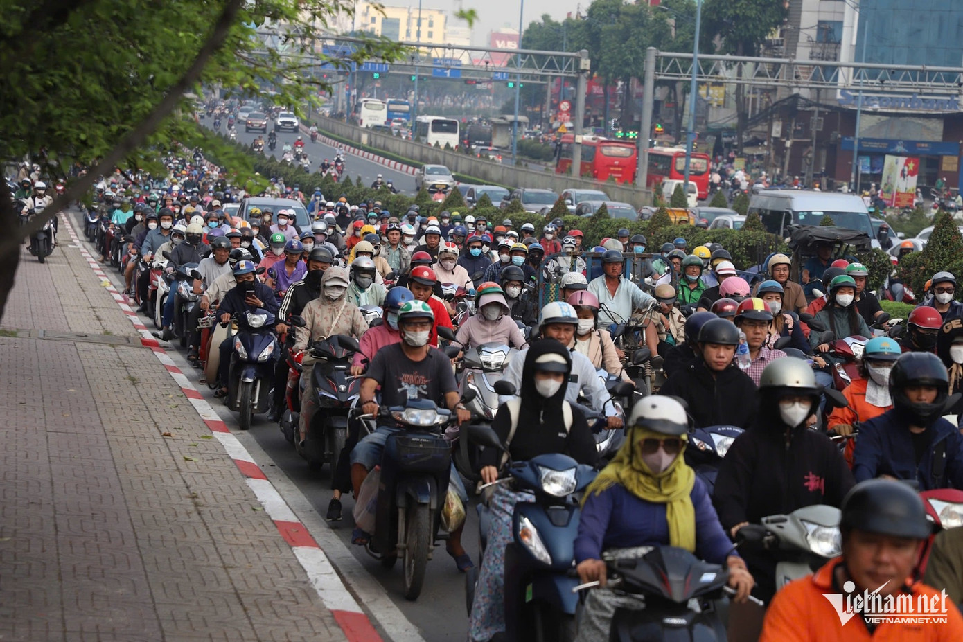 Đến 8h20, người dân vẫn chôn chân qua cầu Tham Lương, nối quận 12 với quận Tân Phú.