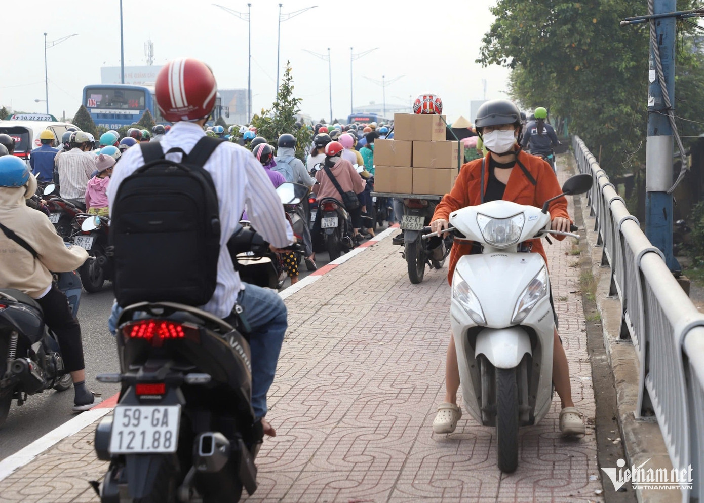 Một số người chọn cách quay đầu do phía trước kẹt xe 'không lối thoát'