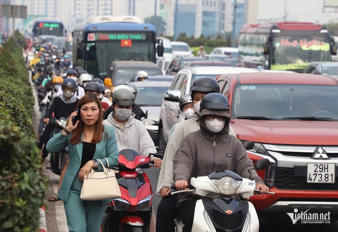 Chị Trần Thị Hoà - ngụ quận 12 (TPHCM) cho biết, lâu lắm rồi mới thấy đường Trường Chinh kẹt nặng như hôm nay. Chị phải mất hơn 30 phút mới chạy xe máy thoát khỏi đoạn đường từ cầu Tham Lương đến giao lộ Trường Chinh với Tây Thạnh. "Đoạn đường dài khoảng 1km nhưng sáng nay kẹt xe quá nghiêm trọng khiến tôi phải nhích từng mét, rất khó khăn", chị Hoà bày tỏ.