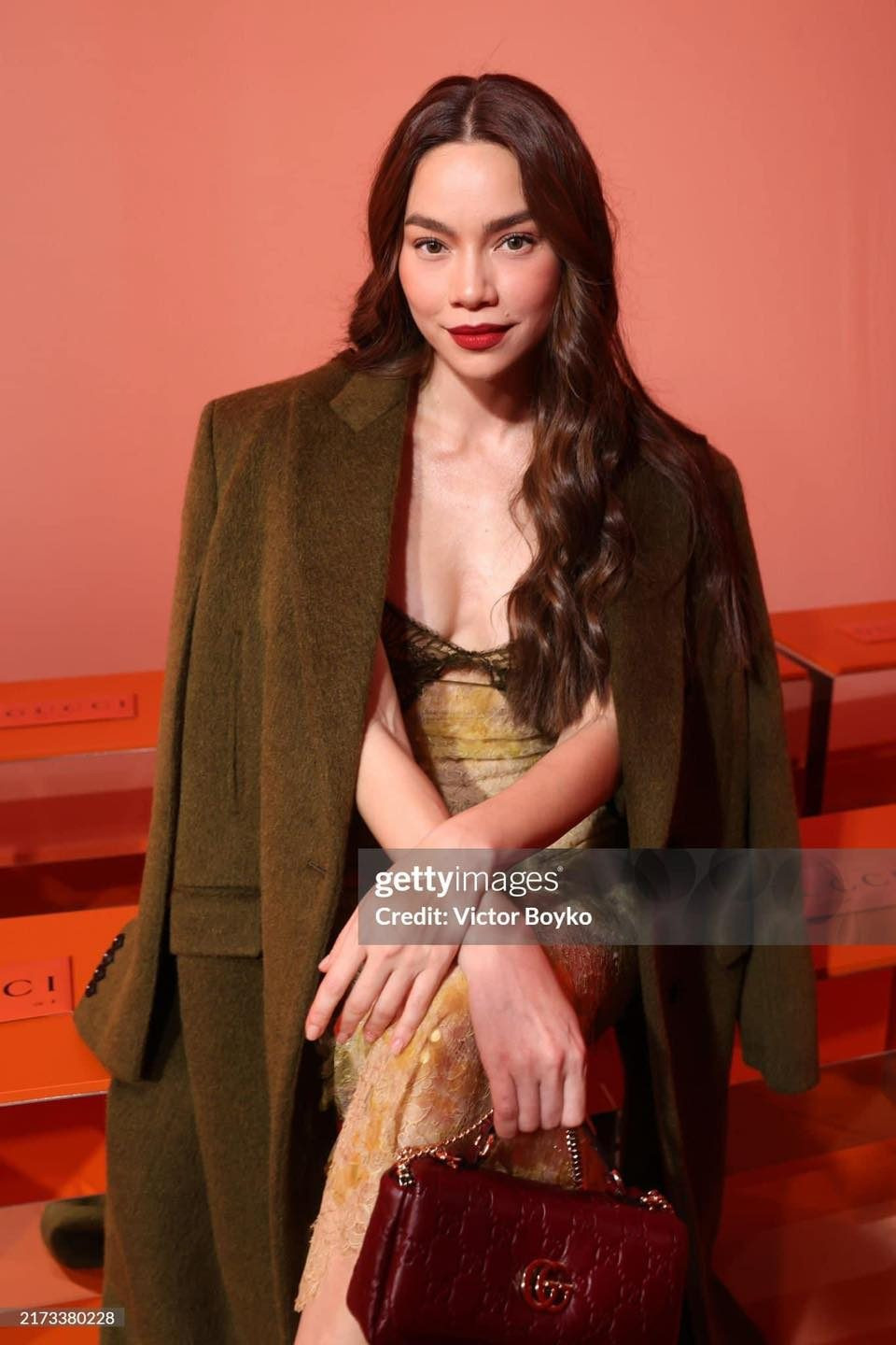 Đại diện từ Việt Nam là ca sĩ Hồ Ngọc Hà dự show với tư cách là Friend Of House của Gucci - được hiểu là &quot;người bạn thân thiết của nhãn hàng&quot;. Nữ ca sĩ phối đầm hai dây họa tiết ren xuyên thấu, kết hợp áo khoác da. Cô chọn lớp trang điểm đậm, son đỏ, khoe vẻ sắc sảo, sang trọng.