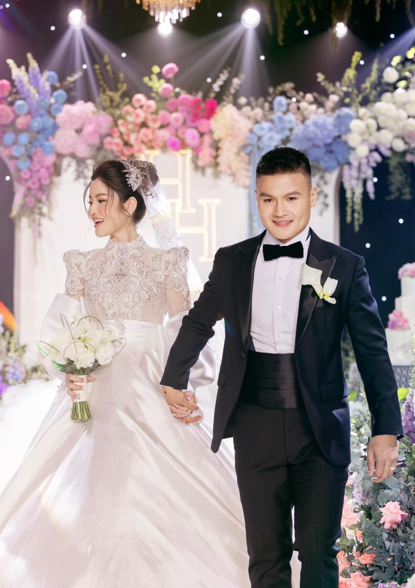 Khoảnh khắc chú rể nắm tay cô dâu bước lên lễ đường nói lời thề nguyện, dưới sự chứng kiến của gia đình và quan khách. Tiền vệ sinh năm 1997 dành lời ngọt ngào đến vợ: “Tuổi trẻ của anh là những ngày ướt lạnh dưới cơn mưa tuyết Thường Châu. Và anh tin, em là người sẽ cho anh tổ ấm. Em yên tâm! Sau này nếu em có già đi và mau quên, anh vẫn sẽ kiên trì nhắc để em nhớ: ‘Anh yêu em suốt cuộc đời này!’”.