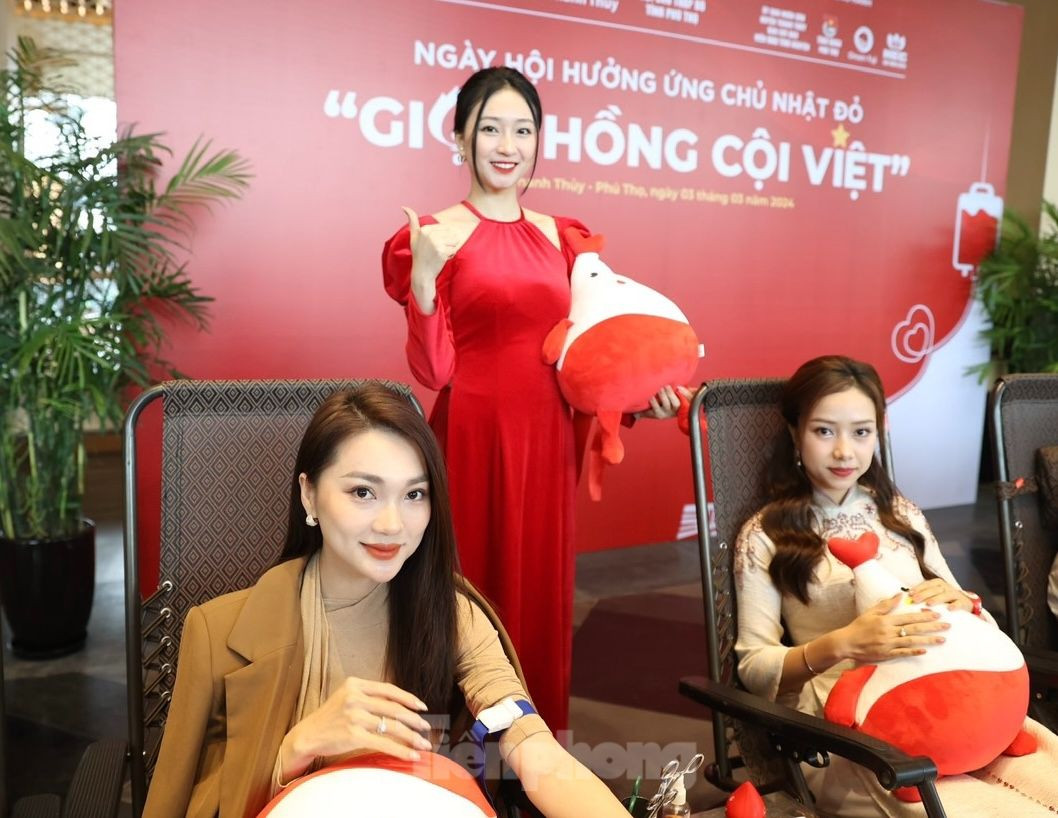 Hôm nay, 3/3, Ngọc Nữ lại cùng Top 3 Hoa hậu Việt Nam 2022 Thanh Thủy - Thùy Linh - Ngọc Hằng, Người đẹp Nhân ái Ngọc Mai, Hoa hậu các dân tộc Việt Nam Nông Thúy Hằng… tham gia sự kiện hiến máu tình nguyện “Giọt Hồng cội Việt” trong khuôn khổ Chủ Nhật Đỏ 2024 tổ chức tại khu nghỉ dưỡng 5 sao Lynn Times Thanh Thủy, Phú Thọ. Ảnh: Như Ý.