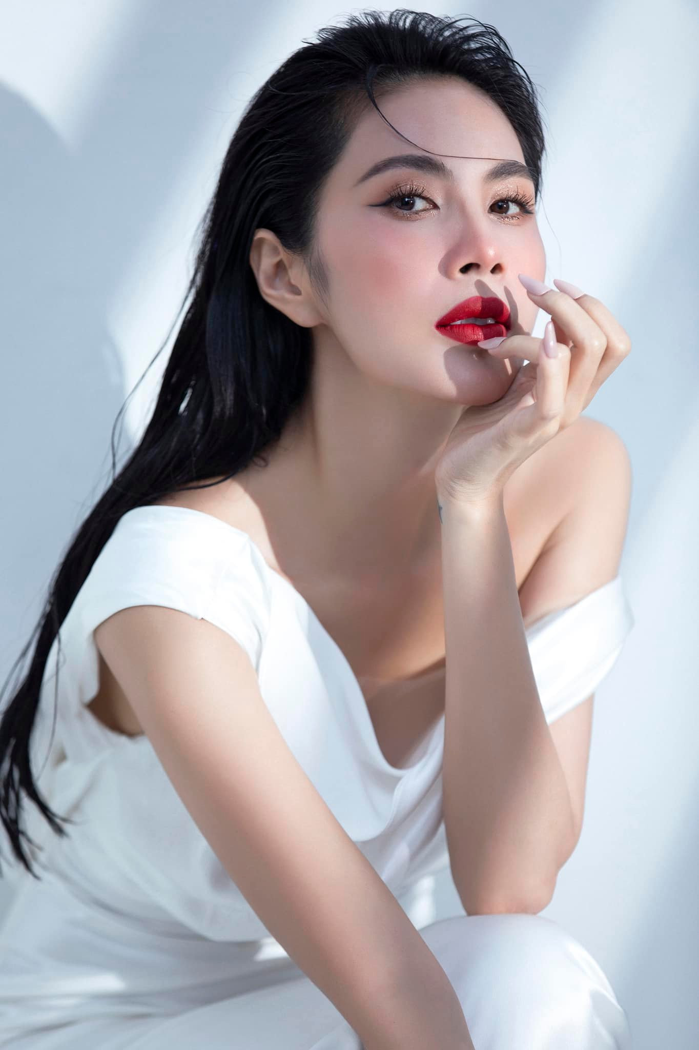 Khánh Thi khẳng định Thủy Tiên, Thu Minh không phải là "chị ca sĩ" thi Bước nhảy Hoàn vũ cô nhắc đến trong bài viết đòi nợ. Khánh Thi khẳng định Thủy Tiên, Thu Minh không phải là "chị ca sĩ" thi Bước nhảy Hoàn vũ cô nhắc đến trong bài viết đòi nợ.