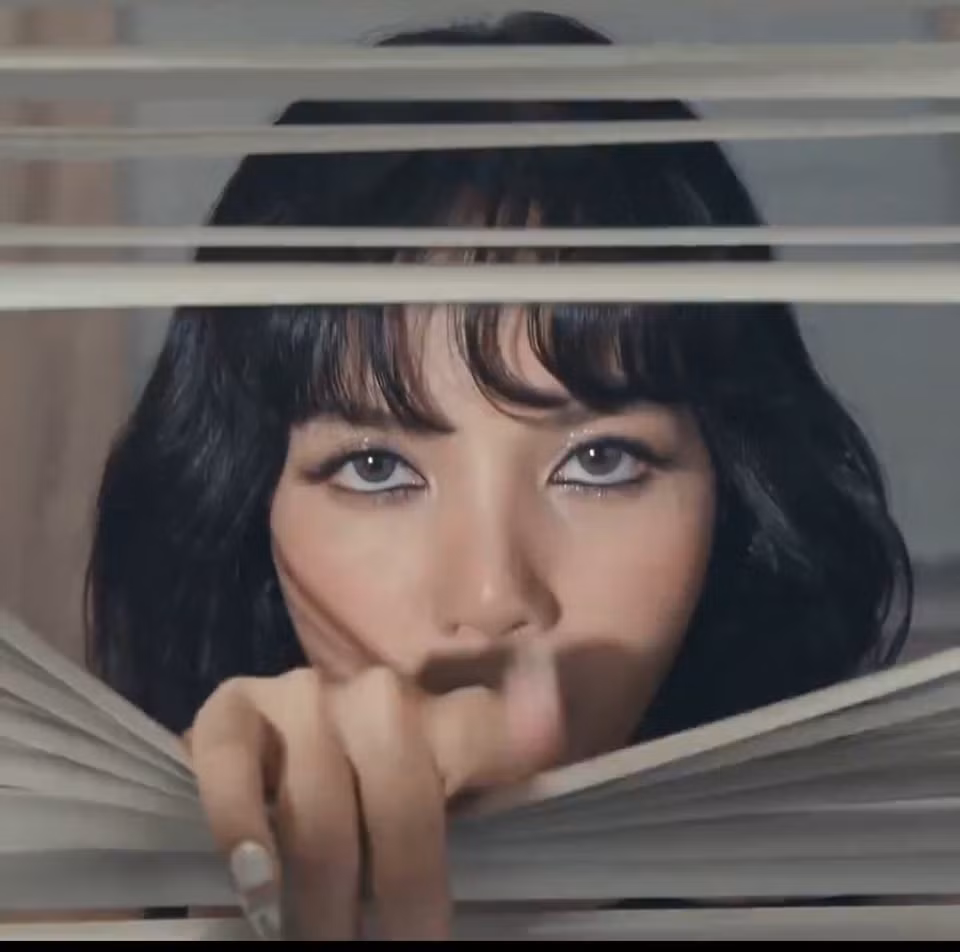 Lisa trong teaser MV kết hợp cùng Rosalia, dự kiến ra mắt ngày 16/8.