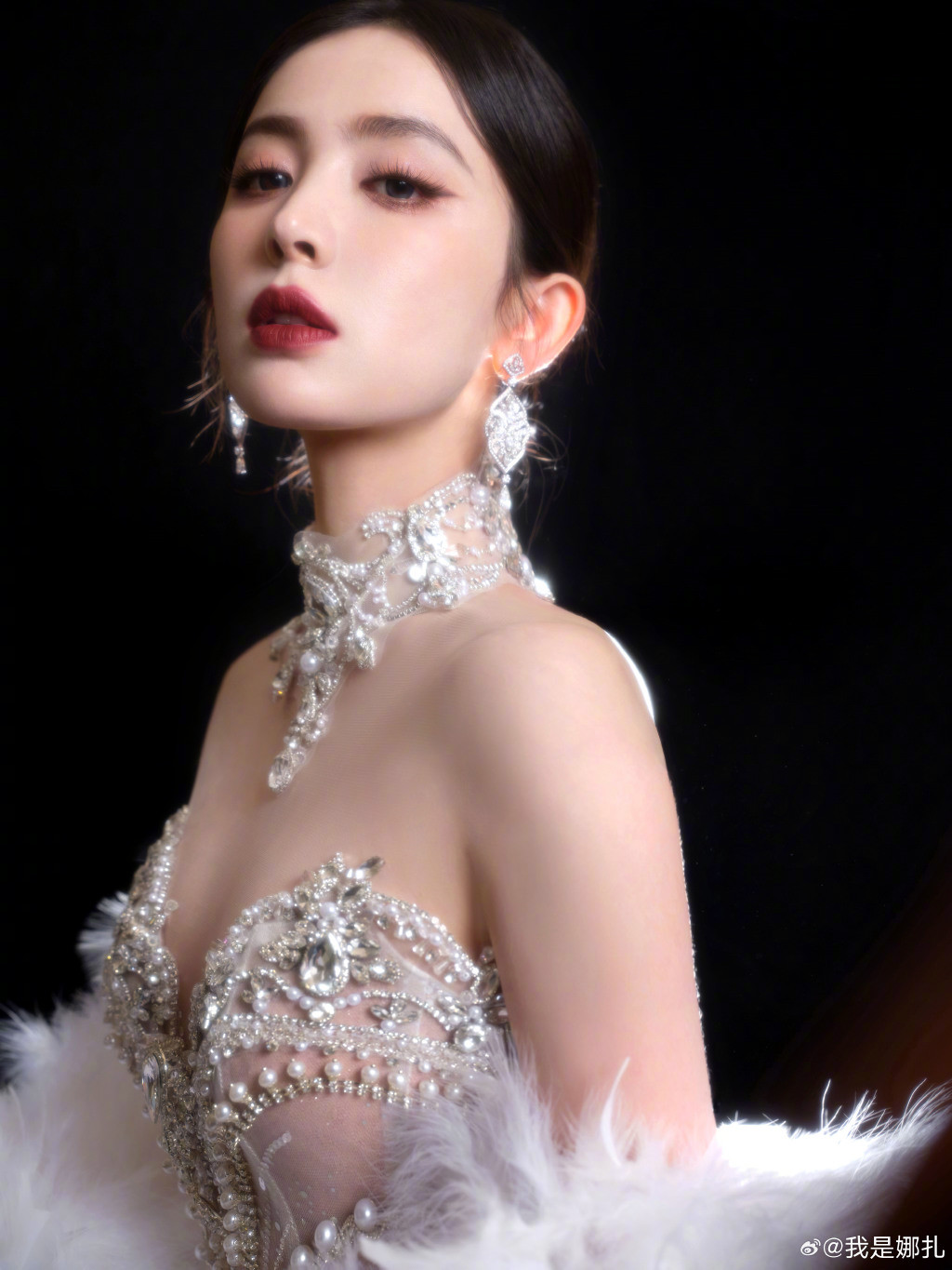 Cổ Lực Na Tất cùng ê-kíp cho thấy sự đầu tư mạnh trong tạo hình, từ khâu trang điểm, quần áo mỗi lần dự sự kiện. Hồi đầu tháng 11, nữ diễn viên cũng tạo “bão” vì màn lộ diện lộng lẫy như cô dâu. Cổ Lực Na Tất cùng ê-kíp cho thấy sự đầu tư mạnh trong tạo hình, từ khâu trang điểm, quần áo mỗi lần dự sự kiện. Hồi đầu tháng 11, nữ diễn viên cũng tạo “bão” vì màn lộ diện lộng lẫy như cô dâu.