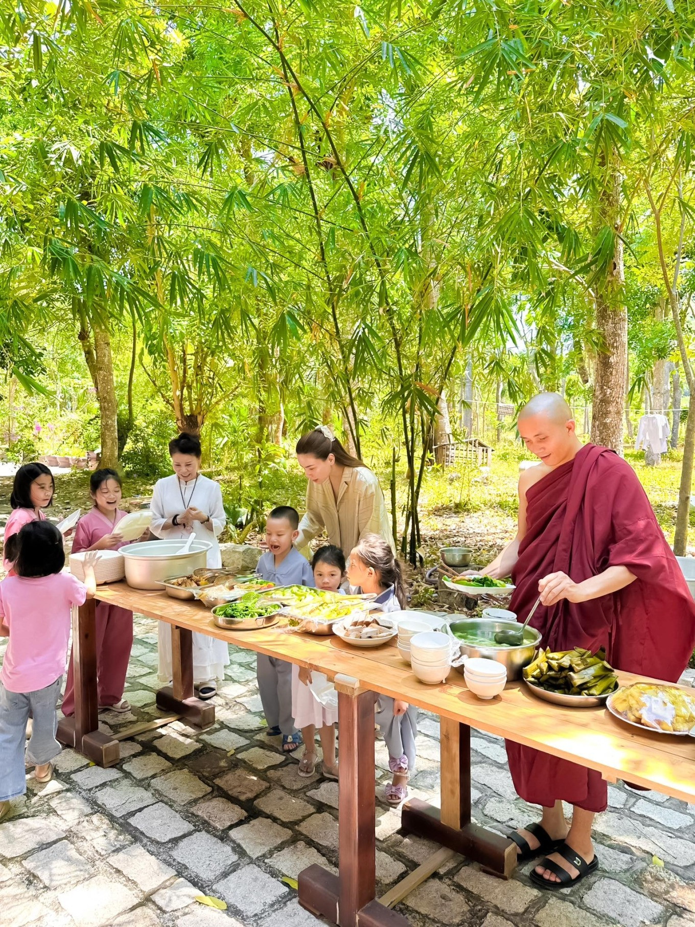 Trong kỳ nghỉ lễ, ca sĩ Hồ Ngọc Hà cùng gia đình và cặp song sinh Lisa - Leon đến thiền viện Viên Không, Bà Rịa - Vũng Tàu. Trong chuyến đi, hai bé mặc áo lam, tham gia cầu nguyện, ăn chay và trò chuyện cùng thiền sư. Lisa và Leon, 4 tuổi, tỏ ra quen thuộc với việc ngồi thiền và đi chùa nhờ thói quen hàng ngày cùng mẹ và bà ngoại. Hồ Ngọc Hà chia sẻ các con ủng hộ cô dạy con biết ơn và trân trọng cuộc sống. Tuần này, hai bé sẽ theo mẹ tham gia hoạt động thiện nguyện với số tiền và đồ chơi đã để dành.