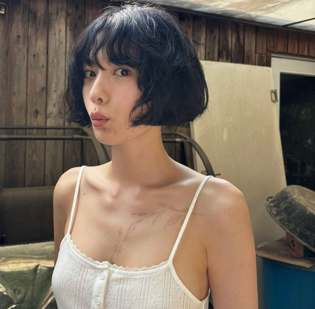 Nana hiện tại chỉ còn hình xăm mờ trên phần ngực. Nana hiện tại chỉ còn hình xăm mờ trên phần ngực.