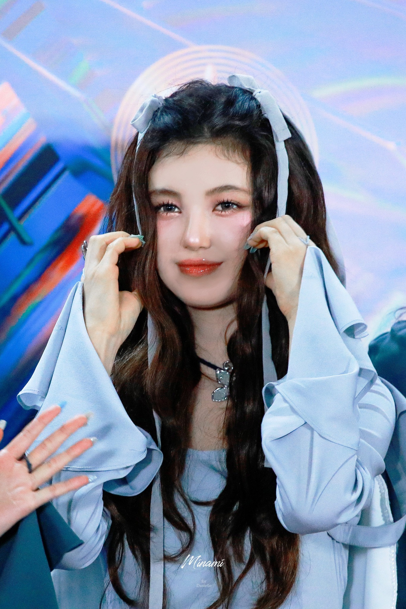 Danielle có tên đầy đủ là Danielle Marsh, tên tiếng Hàn là Mo Jihye, con lai Australia – Hàn Quốc. Sau một năm ra mắt, Danielle cùng các thành viên NewJeans gặt hái hàng loạt kỷ lục, trở thành nhóm nhạc xu hướng của Kpop thế hệ 4, thậm chí kỳ vọng cạnh tranh với BlackPink. NewJeans do Ador quản lý, hoạt động dưới trướng HYBE – tập đoàn giải trí top một Hàn Quốc hiện nay, quản lý BTS, Seventeen…