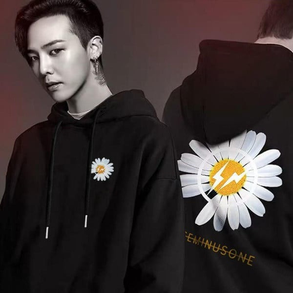 G-Dragon và logo thương hiệu nổi bật của mình.