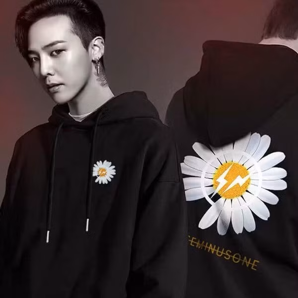 G-Dragon và logo thương hiệu nổi bật của mình. G-Dragon và logo thương hiệu nổi bật của mình.