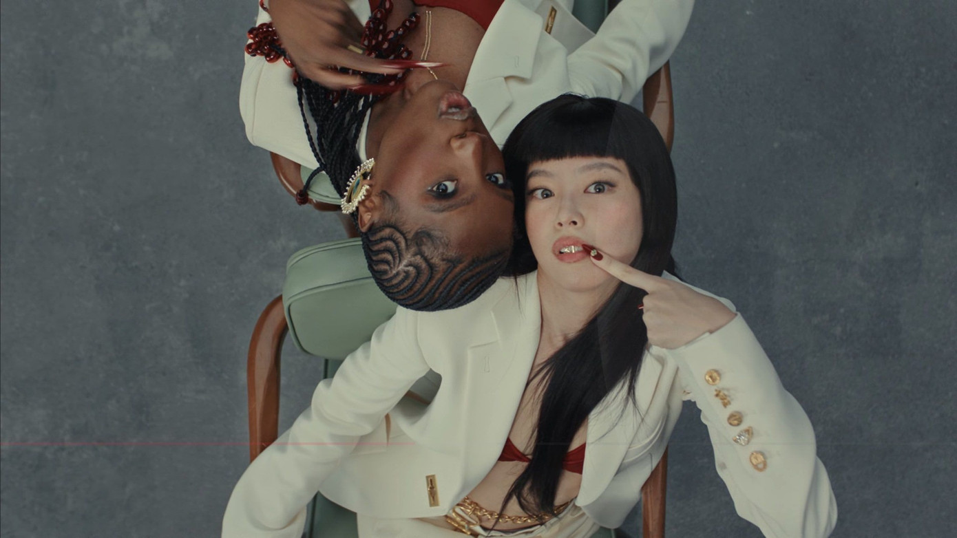 Tạo hình độc lạ của Jennie trong MV mới.