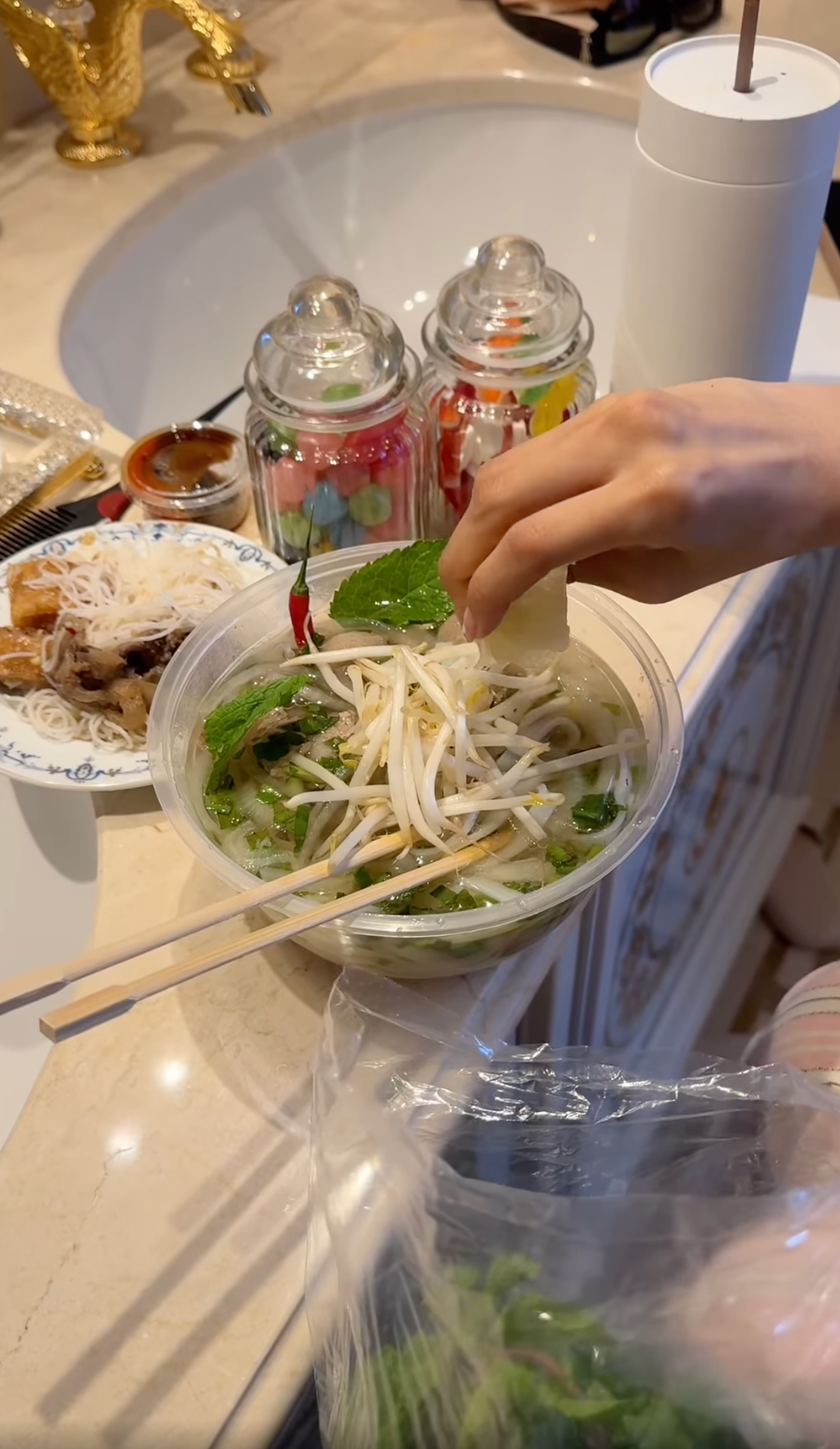 Rosé (BlackPink) chọn ăn phở Việt khi đi sang Pháp dự show thời trang.