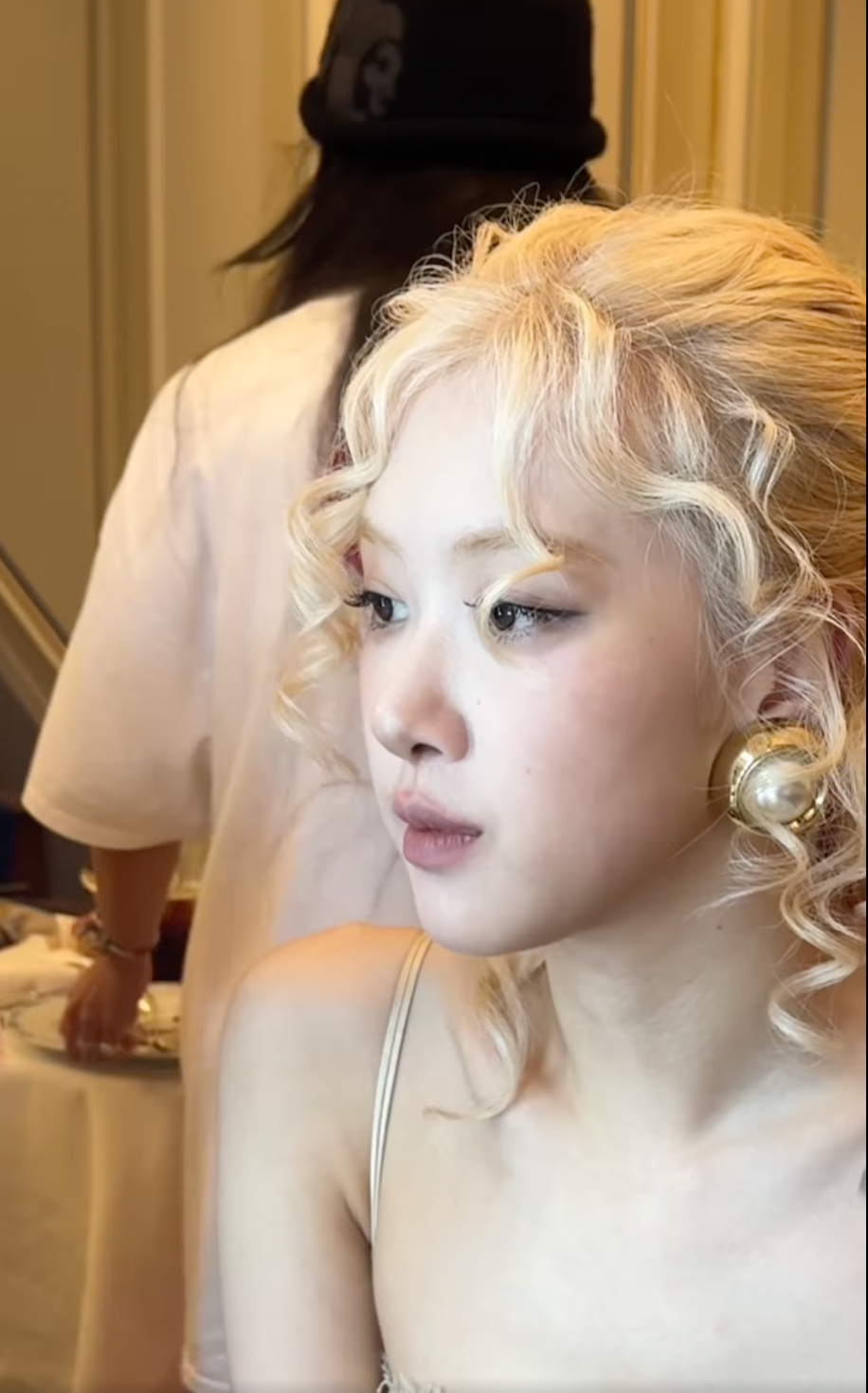 Rosé (BlackPink) chọn ăn phở Việt khi đi sang Pháp dự show thời trang.