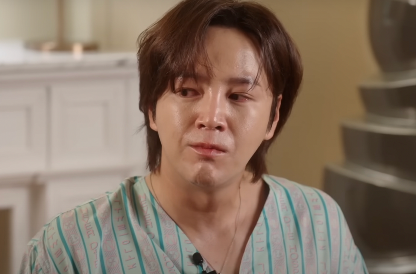 Anh khóc khi nhớ về quãng thời gian chữa trị bệnh.