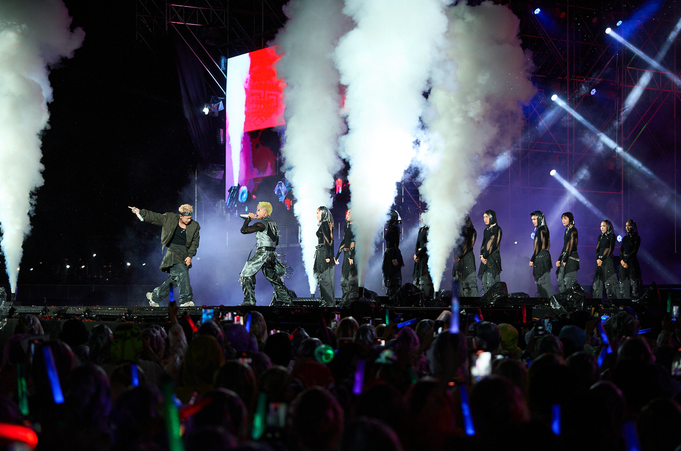 Ngoài phần biểu diễn, nhóm cũng công bố logo với thiết kế mô phỏng khối pha lê phản chiếu sắc tím xanh, mang hiệu ứng như kim loại được rèn nung, tượng trưng cho sự vững vàng và cá tính của nhóm.