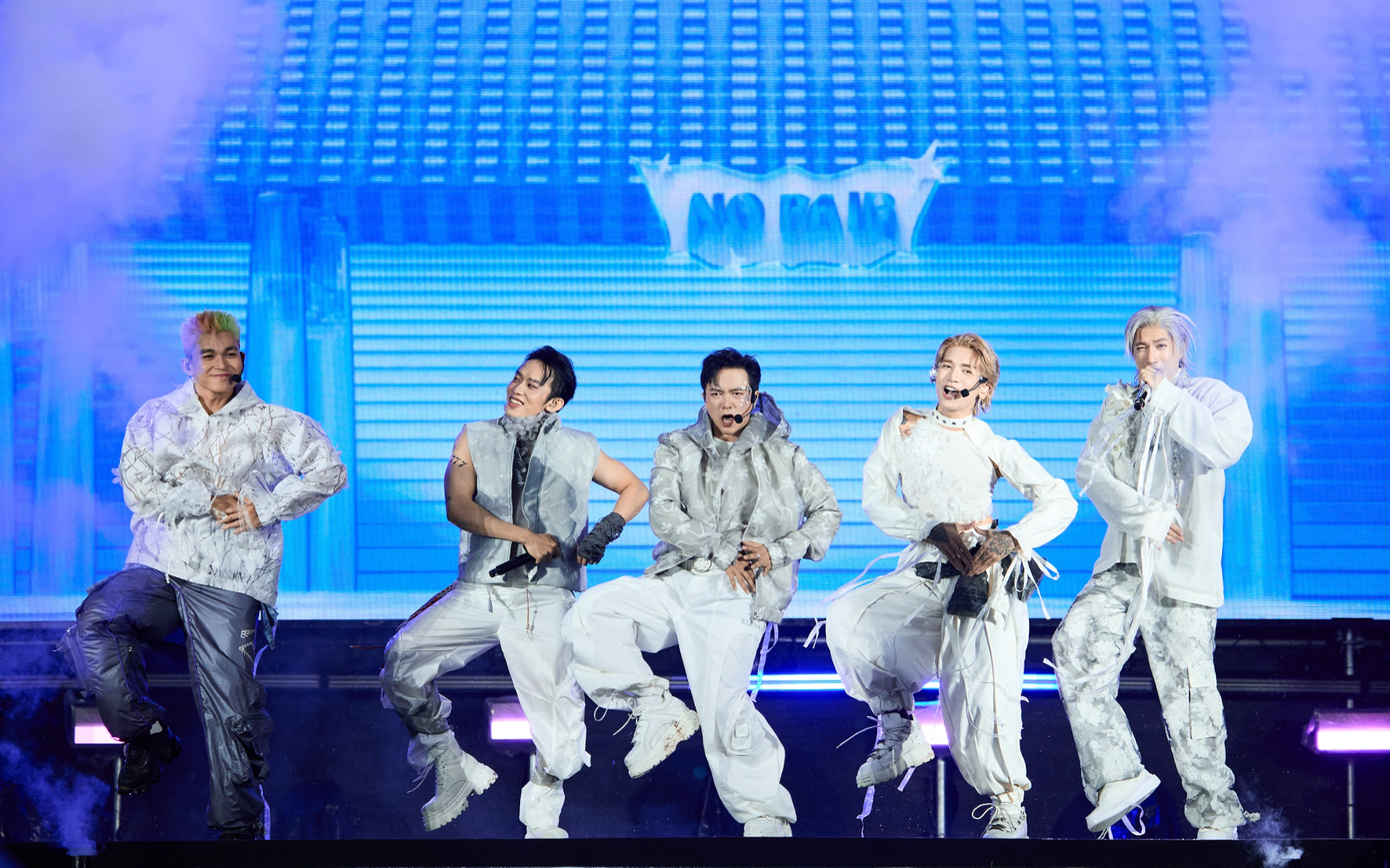 Tối 1/6, showcase debut của nhóm nhạc B.O.F diễn ra tại The Global City, TPHCM. Dù thời tiết liên tục chuyển từ nắng gắt sang mưa lớn, chương trình vẫn thu hút đông đảo người hâm mộ đến theo dõi và cổ vũ các nghệ sĩ. Ban tổ chức cho biết sự kiện được đầu tư với quy mô như một mini concert, hệ thống âm thanh và ánh sáng được thiết kế chỉn chu để bảo đảm chất lượng trình diễn.