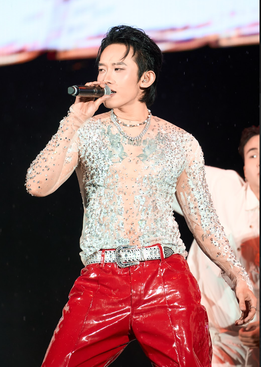 Kay Trần khép lại phần solo với bản phối mới của ca khúc Đường vào tim em trong tiếng reo hò của khán giả.