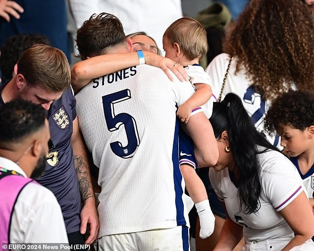 John Stones được an ủi trên khán đài sau thất bại cay đắng trước Tây Ban Nha.