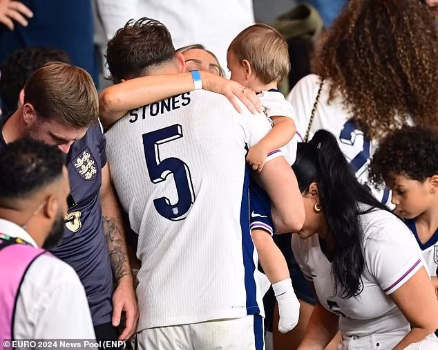 John Stones được an ủi trên khán đài sau thất bại cay đắng trước Tây Ban Nha.