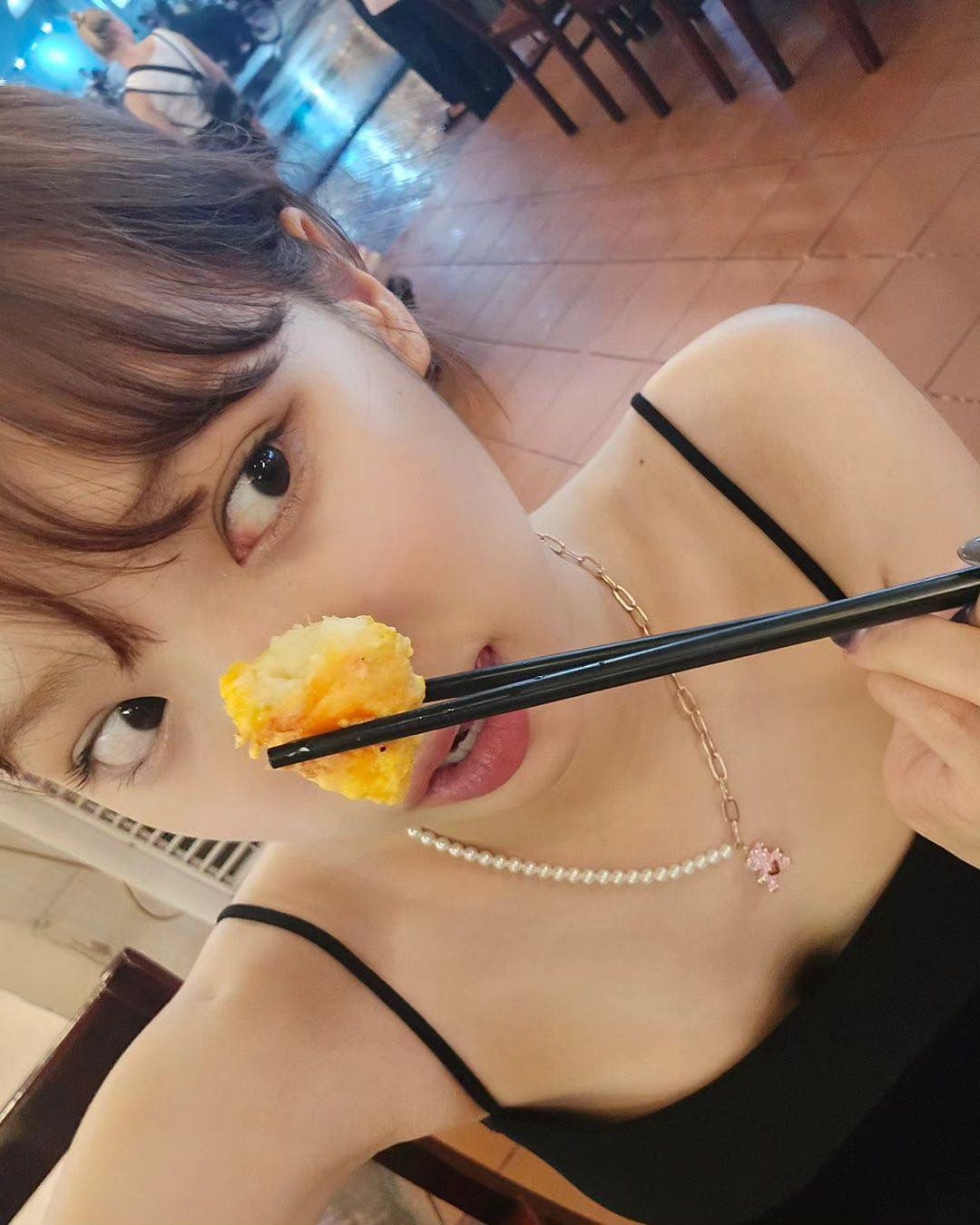 Nhóm nhạc đang đi trên con đường trải đầy hoa tự vấp ngã khi lộ yếu điểm giọng hát ở lễ hội Coachella 2024. Kim Chae Won và bốn thành viên còn lại trong Le Sserafim bị chê là thảm họa hát live. Nhóm hát 11 bài nhưng đều bị chê chênh, phô, hụt hơi và không thể làm chủ sân khấu. Giữ vai trò giọng ca chính nhưng chính Kim Chae Won cũng không thể làm tốt nhiệm vụ của mình.