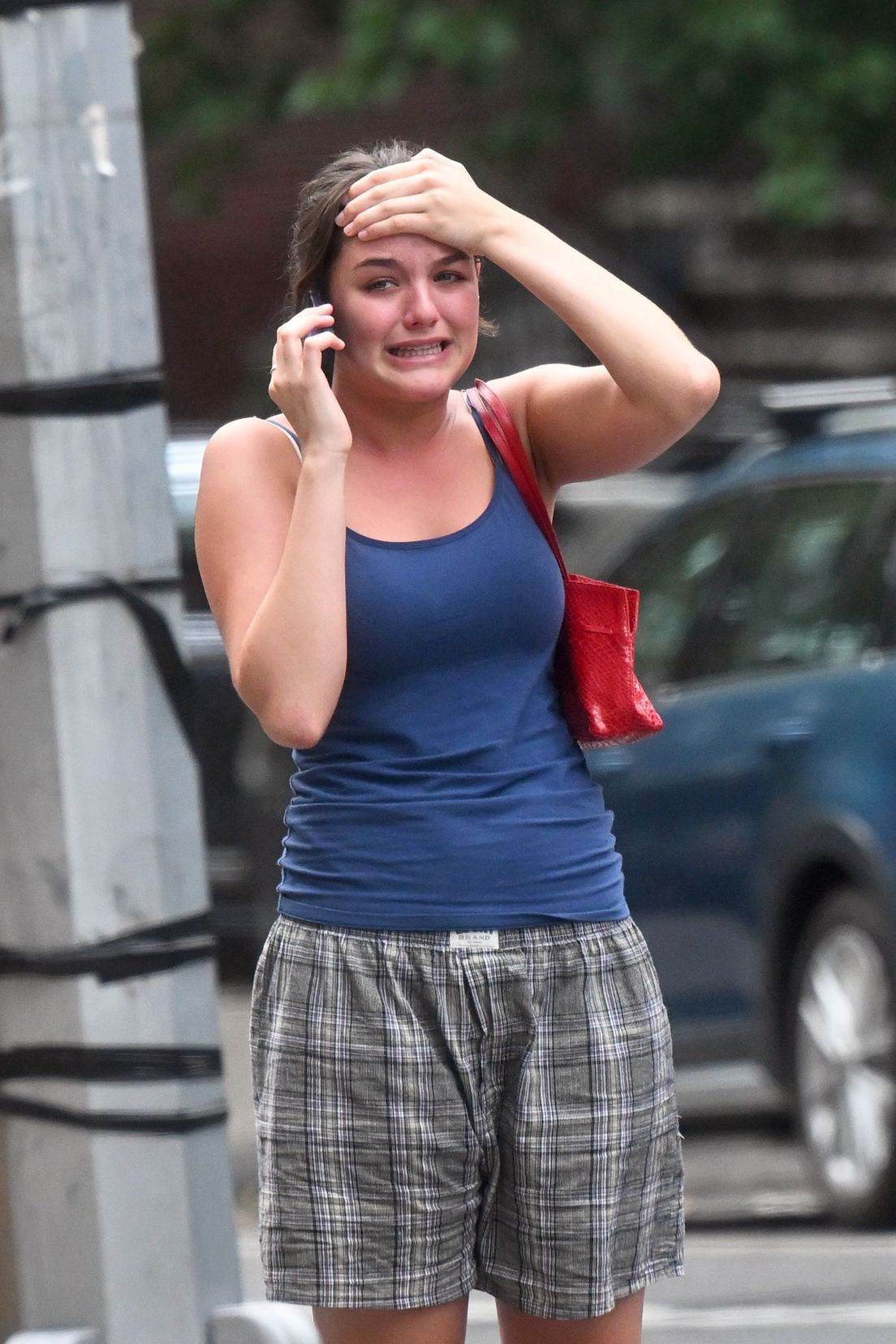 Suri Cruise khóc nức nở trên đường phố New York. Ảnh: Profimedia.