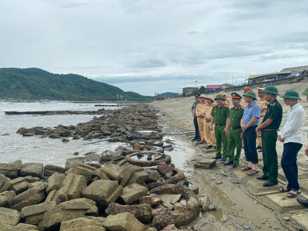 Kiểm tra tuyến đê biển tại xã Thịnh Lộc, huyện Lộc Hà.