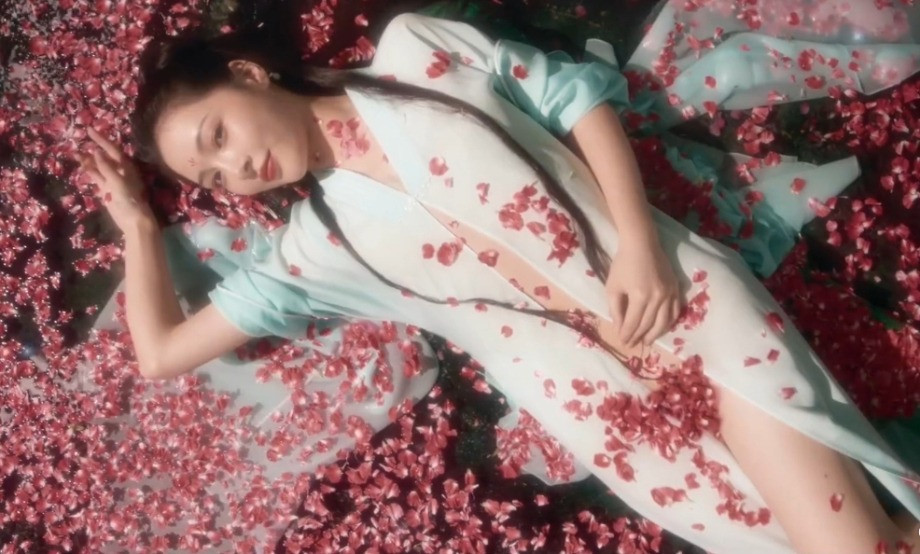 Cảnh trong Hồng Lâu Mộng: Kim ngọc lương duyên bị chê dung tục. Cảnh trong Hồng Lâu Mộng: Kim ngọc lương duyên bị chê dung tục.