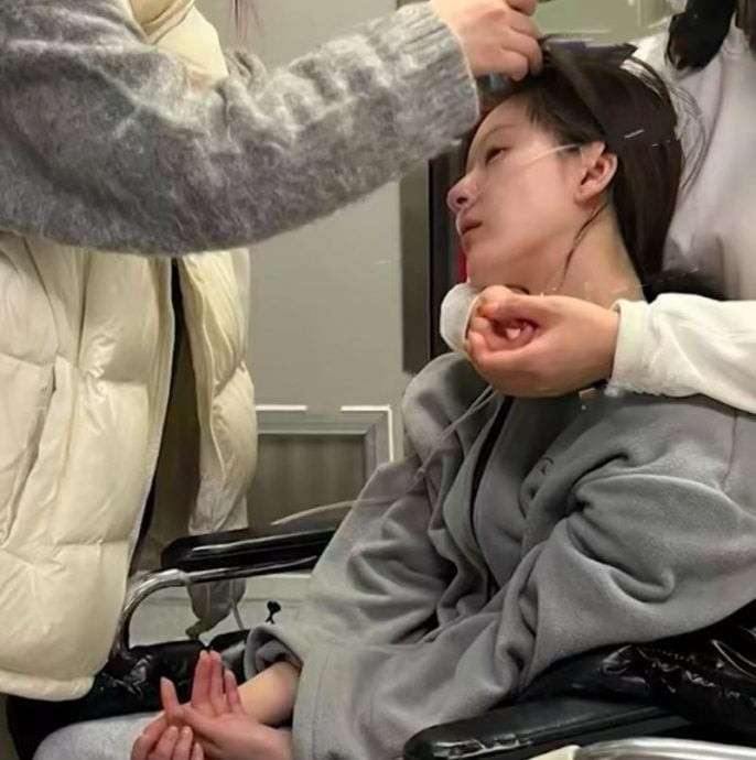 Triệu Lộ Tư nhập viện khi tình trạng sức khỏe suy kiệt, rối loạn ngôn ngữ. Triệu Lộ Tư nhập viện khi tình trạng sức khỏe suy kiệt, rối loạn ngôn ngữ.