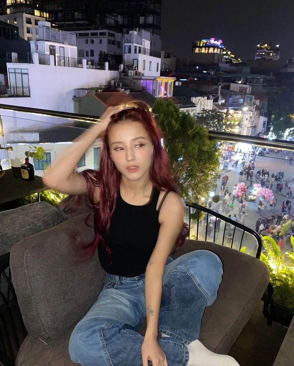 Nancy với mái tóc đỏ ấn tượng trong lần gần nhất đến Việt Nam cùng nhóm Momoland. Nữ ca sĩ 23 tuổi là thành viên được yêu thích nhất nhóm nhạc này nhờ gương mặt đẹp sắc sảo, được ví như búp bê sống. Ảnh: Instagram.