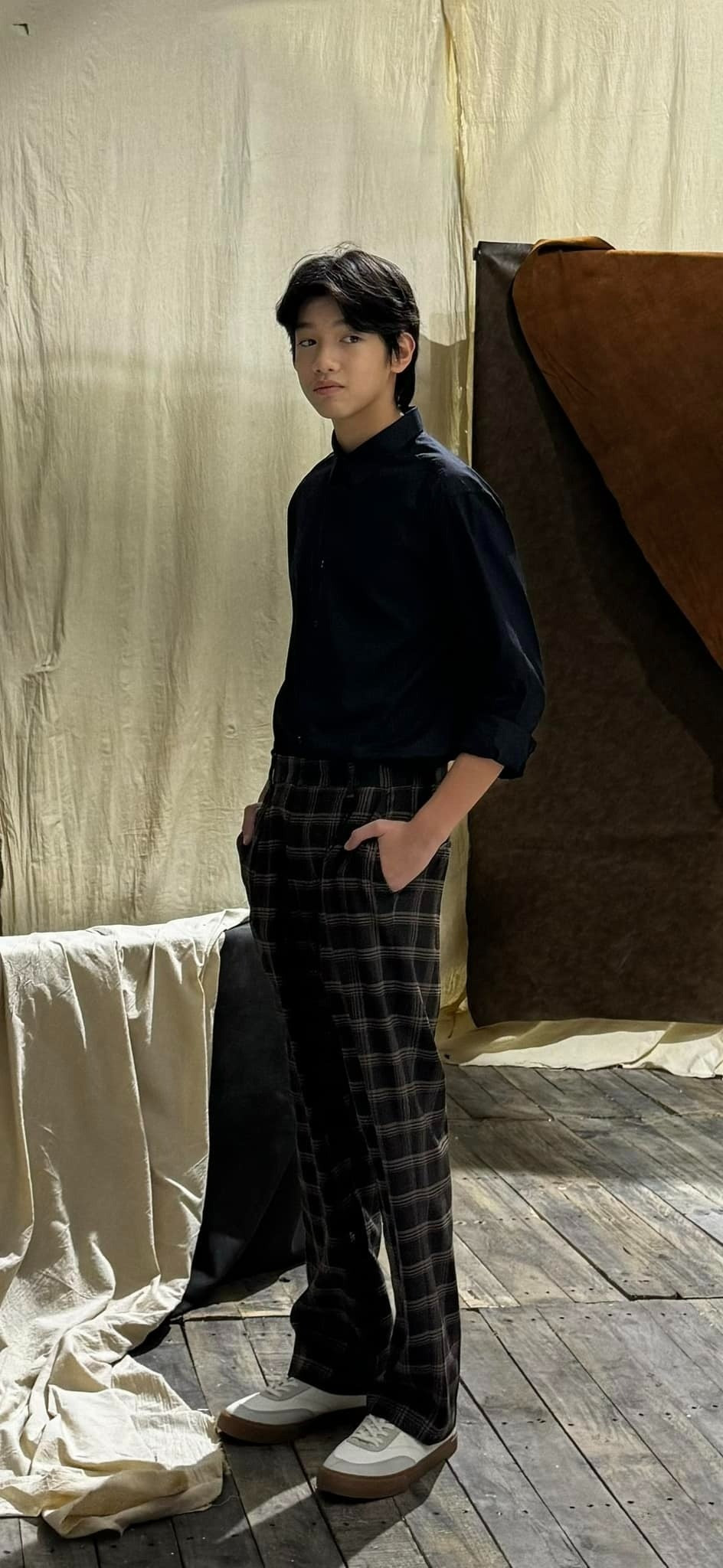 Hôm 1/6, Cường Đô La tự hào khoe con trai Subeo (tên thật: Nguyễn Quốc Hưng) ở tuổi 14 trong bộ ảnh mới chụp tại studio. "Hôm nay 1/6 xin khoe nốt anh hai nhà mình" - Cường Đô La viết trên trang cá nhân. Hôm 1/6, Cường Đô La tự hào khoe con trai Subeo (tên thật: Nguyễn Quốc Hưng) ở tuổi 14 trong bộ ảnh mới chụp tại studio. "Hôm nay 1/6 xin khoe nốt anh hai nhà mình" - Cường Đô La viết trên trang cá nhân.