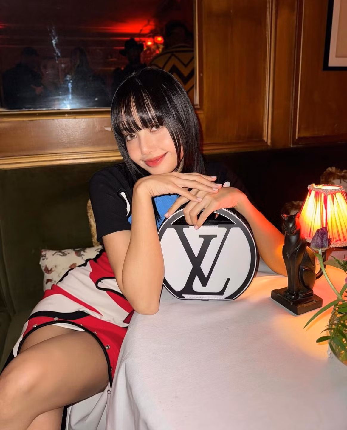Những bức hình mà người hâm mộ cho là đánh dấu kỷ nguyên giữa Lisa và nhà mốt Louis Vuitton. Những bức hình mà người hâm mộ cho là đánh dấu kỷ nguyên giữa Lisa và nhà mốt Louis Vuitton.