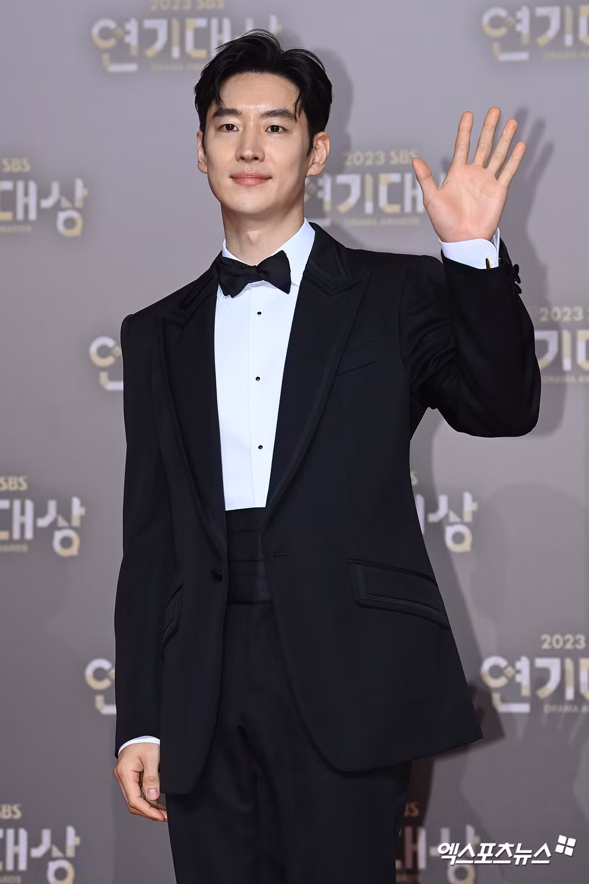 Diễn viên Lee Je Hoon lịch lãm trong bộ vest đen. Hai màu đen, trắng cũng là màu trang phục chủ đạo của dàn nghệ sĩ tham dự lễ trao giải SBS Drama Awards để tưởng nhớ cố diễn viên Lee Sun Kyun. Diễn viên Lee Je Hoon lịch lãm trong bộ vest đen. Hai màu đen, trắng cũng là màu trang phục chủ đạo của dàn nghệ sĩ tham dự lễ trao giải SBS Drama Awards để tưởng nhớ cố diễn viên Lee Sun Kyun.