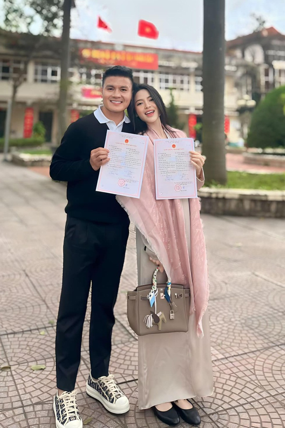 Từng chia sẻ với Tiền Phong, Quang Hải cho biết anh có thêm động lực, tinh thần trách nhiệm khi lập gia đình. Hai người có khoảng thời gian đủ hiểu nhau trước khi quyết định về chung một nhà, đồng thời Quang Hải nói vợ cùng anh trải qua thời điểm khó khăn khi ở bên Pháp. Từng chia sẻ với Tiền Phong, Quang Hải cho biết anh có thêm động lực, tinh thần trách nhiệm khi lập gia đình. Hai người có khoảng thời gian đủ hiểu nhau trước khi quyết định về chung một nhà, đồng thời Quang Hải nói vợ cùng anh trải qua thời điểm khó khăn khi ở bên Pháp.