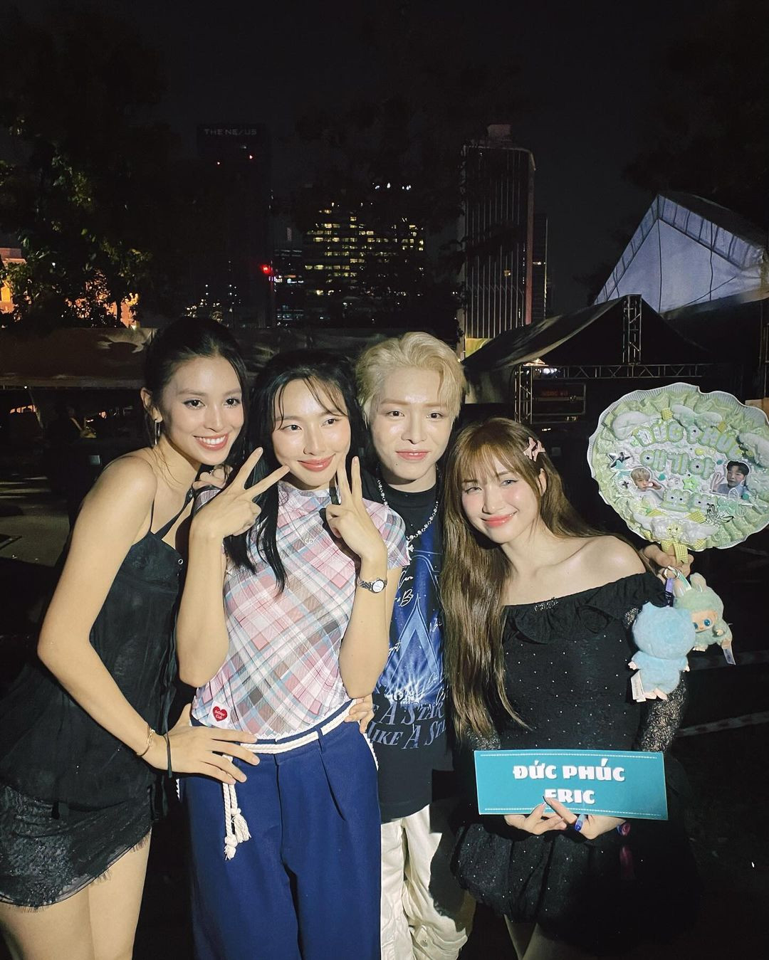 Các người đẹp, ca sĩ bên cạnh rapper Negav, ca sĩ Đức Phúc. Các người đẹp, ca sĩ bên cạnh rapper Negav, ca sĩ Đức Phúc.