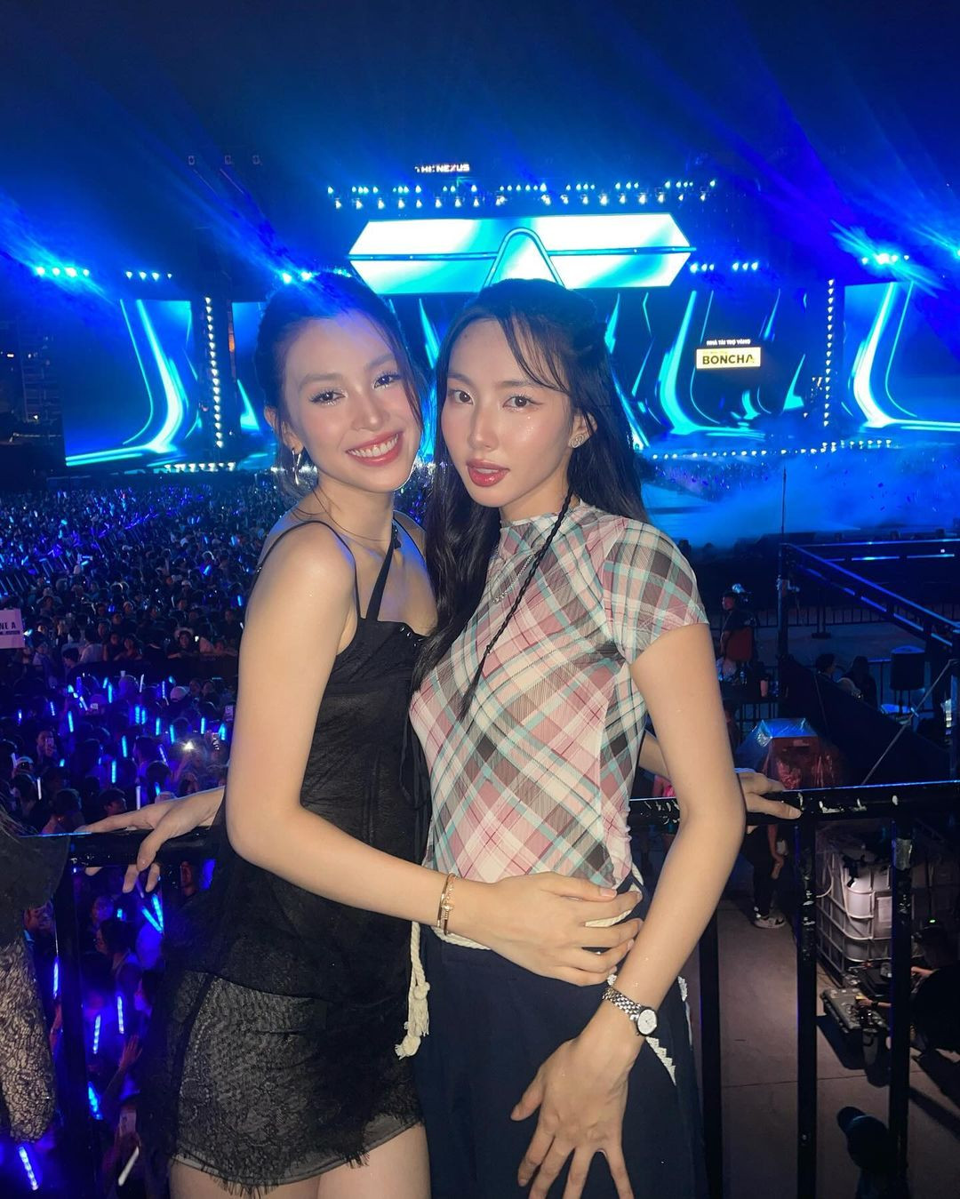 Hoa hậu Tiểu Vy và Hoa hậu Nguyễn Thúc Thùy Tiên rạng rỡ trong đêm nhạc. Cả hai đều từng tham gia hỗ trợ sân khấu trình diễn cho các nghệ sĩ show Anh trai say hi. Hoa hậu Tiểu Vy và Hoa hậu Nguyễn Thúc Thùy Tiên rạng rỡ trong đêm nhạc. Cả hai đều từng tham gia hỗ trợ sân khấu trình diễn cho các nghệ sĩ show Anh trai say hi.