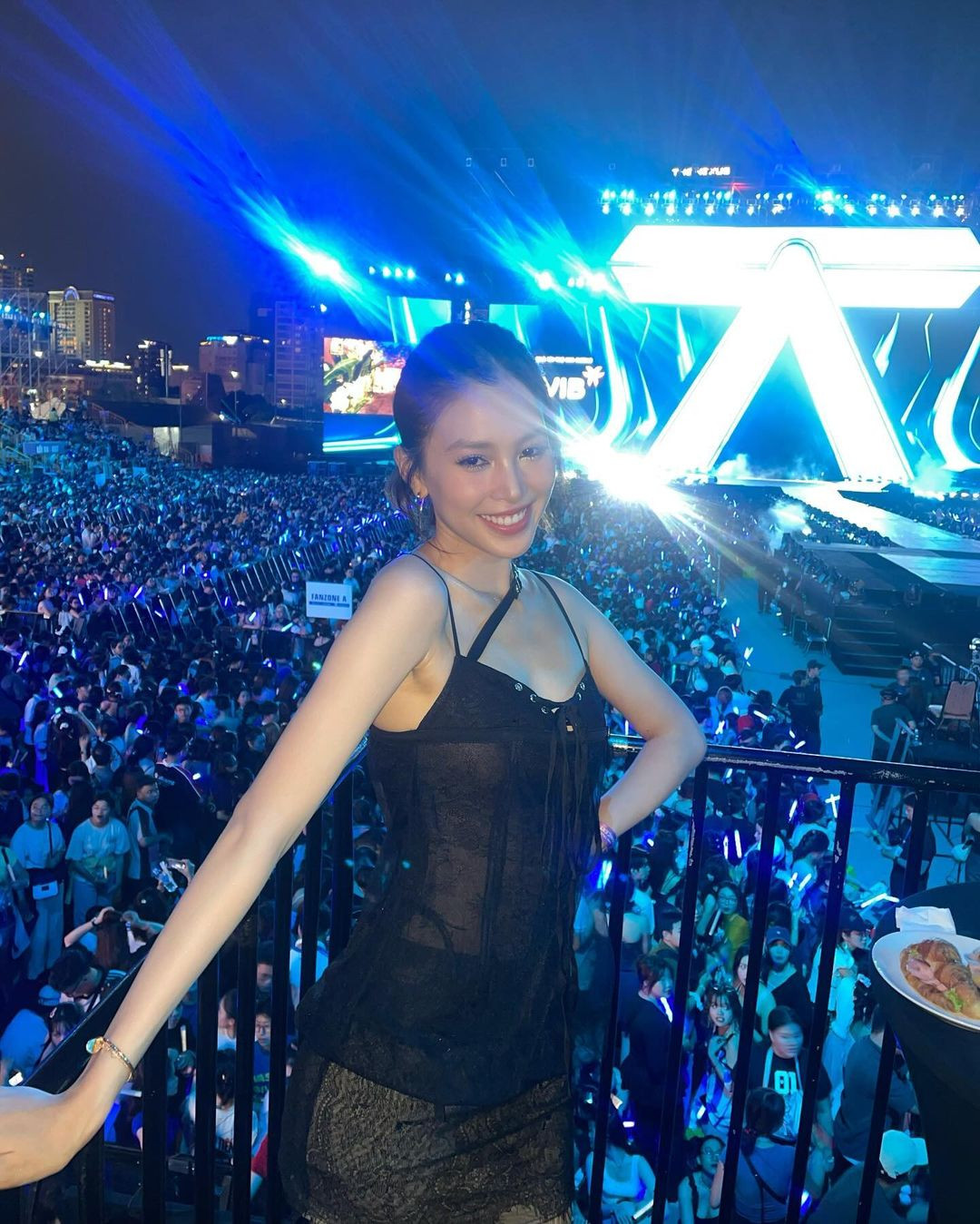 Hoa hậu Tiểu Vy và Hoa hậu Nguyễn Thúc Thùy Tiên rạng rỡ trong đêm nhạc. Cả hai đều từng tham gia hỗ trợ sân khấu trình diễn cho các nghệ sĩ show Anh trai say hi. Hoa hậu Tiểu Vy và Hoa hậu Nguyễn Thúc Thùy Tiên rạng rỡ trong đêm nhạc. Cả hai đều từng tham gia hỗ trợ sân khấu trình diễn cho các nghệ sĩ show Anh trai say hi.