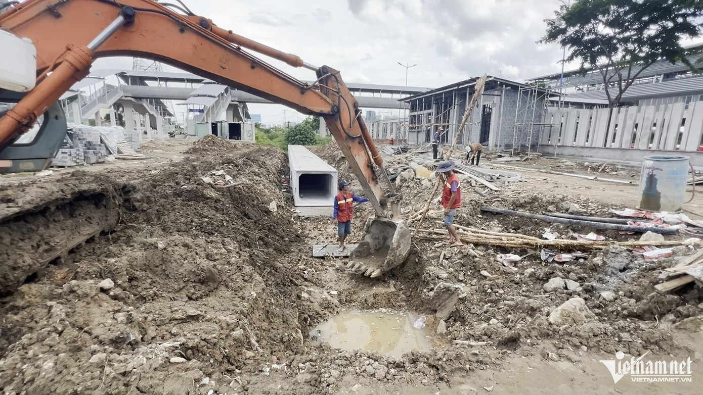 Hạng mục thi công bãi giữ xe này thuộc dự án tăng cường khả năng tiếp cận và tổ chức kết nối các tuyến buýt với nhà ga metro số 1, do Trung tâm quản lý giao thông công cộng TPHCM làm chủ đầu tư. Hạng mục thi công bãi giữ xe này thuộc dự án tăng cường khả năng tiếp cận và tổ chức kết nối các tuyến buýt với nhà ga metro số 1, do Trung tâm quản lý giao thông công cộng TPHCM làm chủ đầu tư.