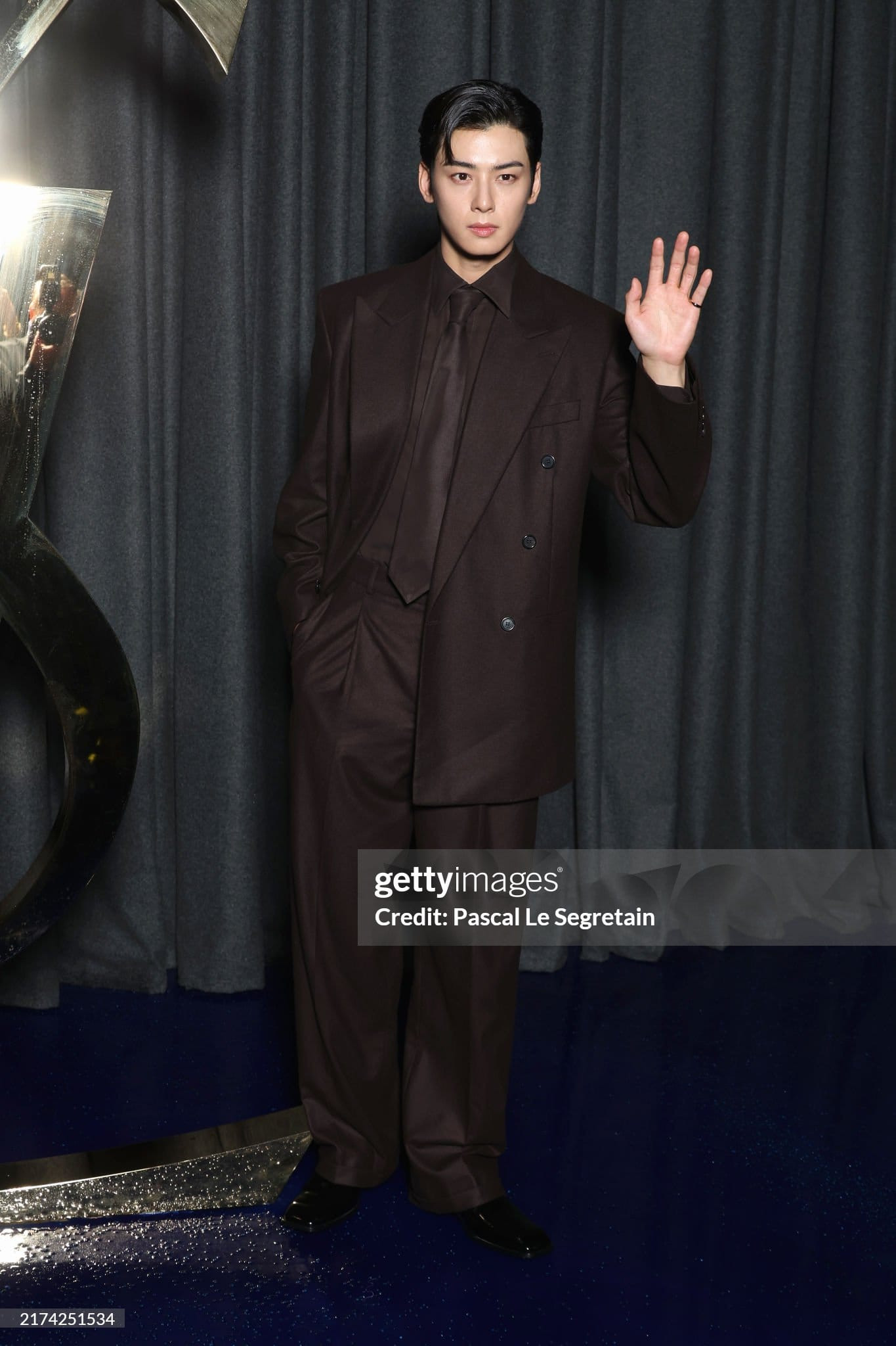 Một đại diện khác của Hàn Quốc là diễn viên, ca sĩ Cha Eun Woo lần đầu tham dự fashion week với vai trò là Đại sứ mới của Saint Laurent. Nam nghệ sĩ 27 tuổi chọn trang phục lịch lãm, cổ điển. Ảnh: Getty. Một đại diện khác của Hàn Quốc là diễn viên, ca sĩ Cha Eun Woo lần đầu tham dự fashion week với vai trò là Đại sứ mới của Saint Laurent. Nam nghệ sĩ 27 tuổi chọn trang phục lịch lãm, cổ điển. Ảnh: Getty.