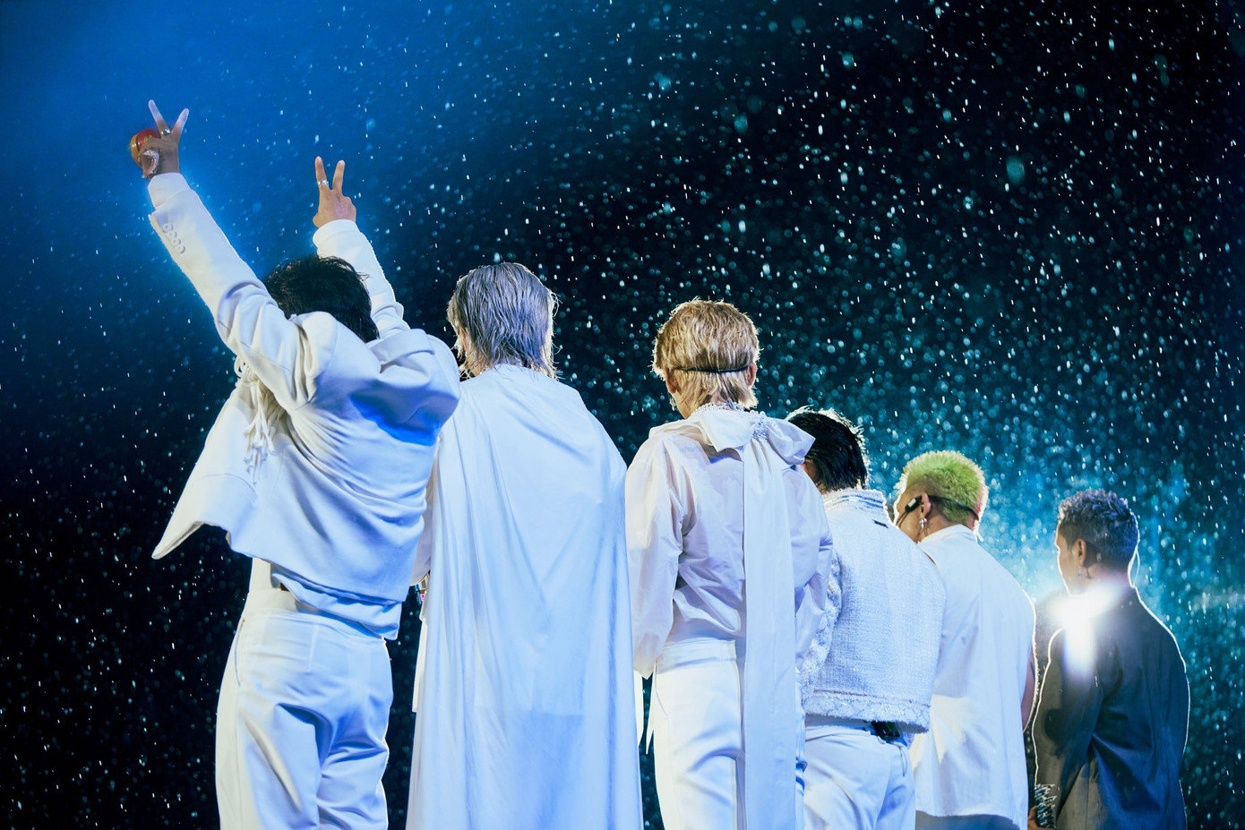 Kết thúc showcase, nhóm dành tặng người hâm mộ ca khúc mới mang tên Bức thư tình. Trong trang phục trắng, trời mưa nặng hạt, các thành viên xuống khu vực khán giả để bắt tay, ôm và cảm ơn từng người đã kiên trì đồng hành cùng họ trong suốt đêm diễn.