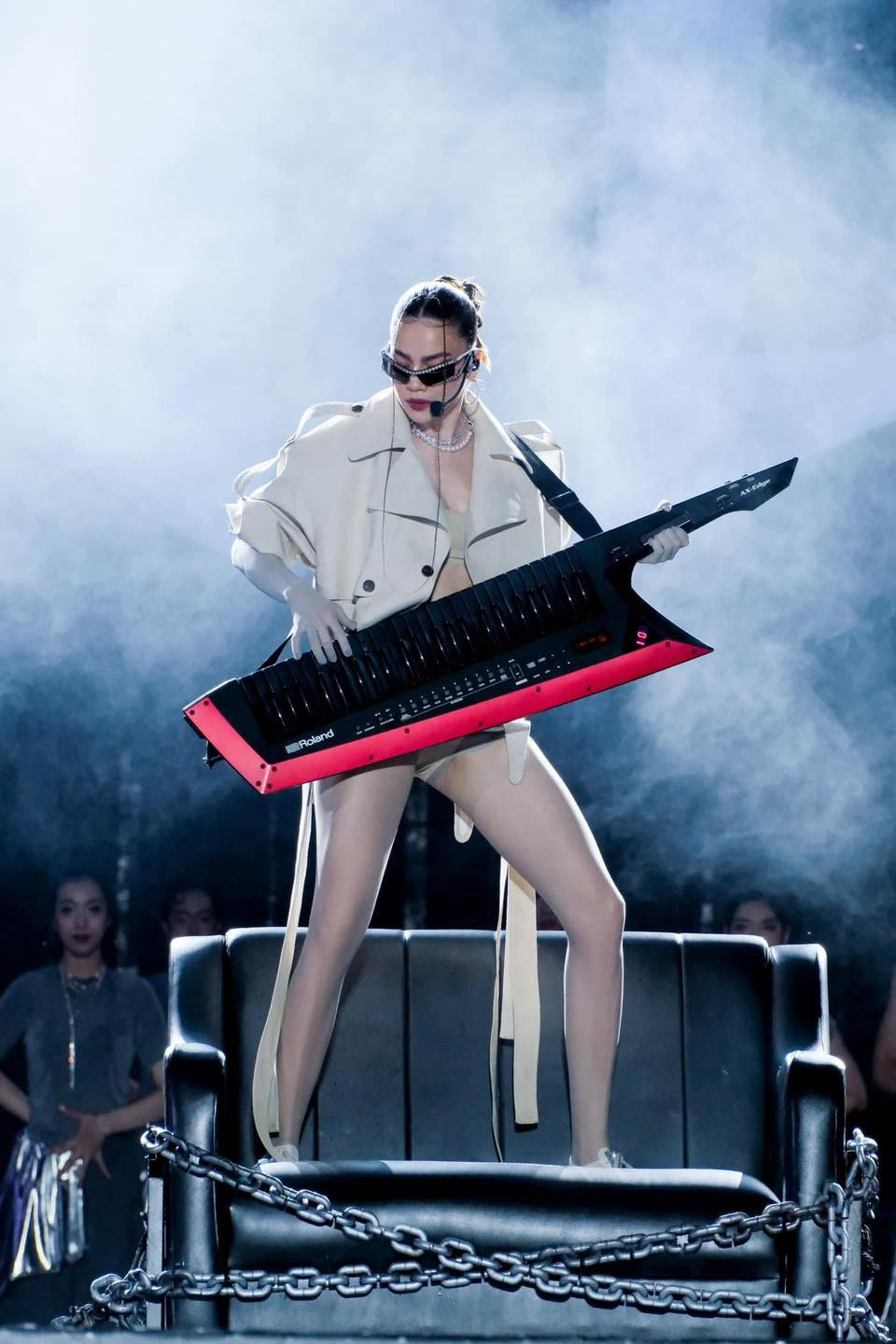 Trang phục diễn siêu ngắn của Hồ Ngọc Hà gây tranh cãi.