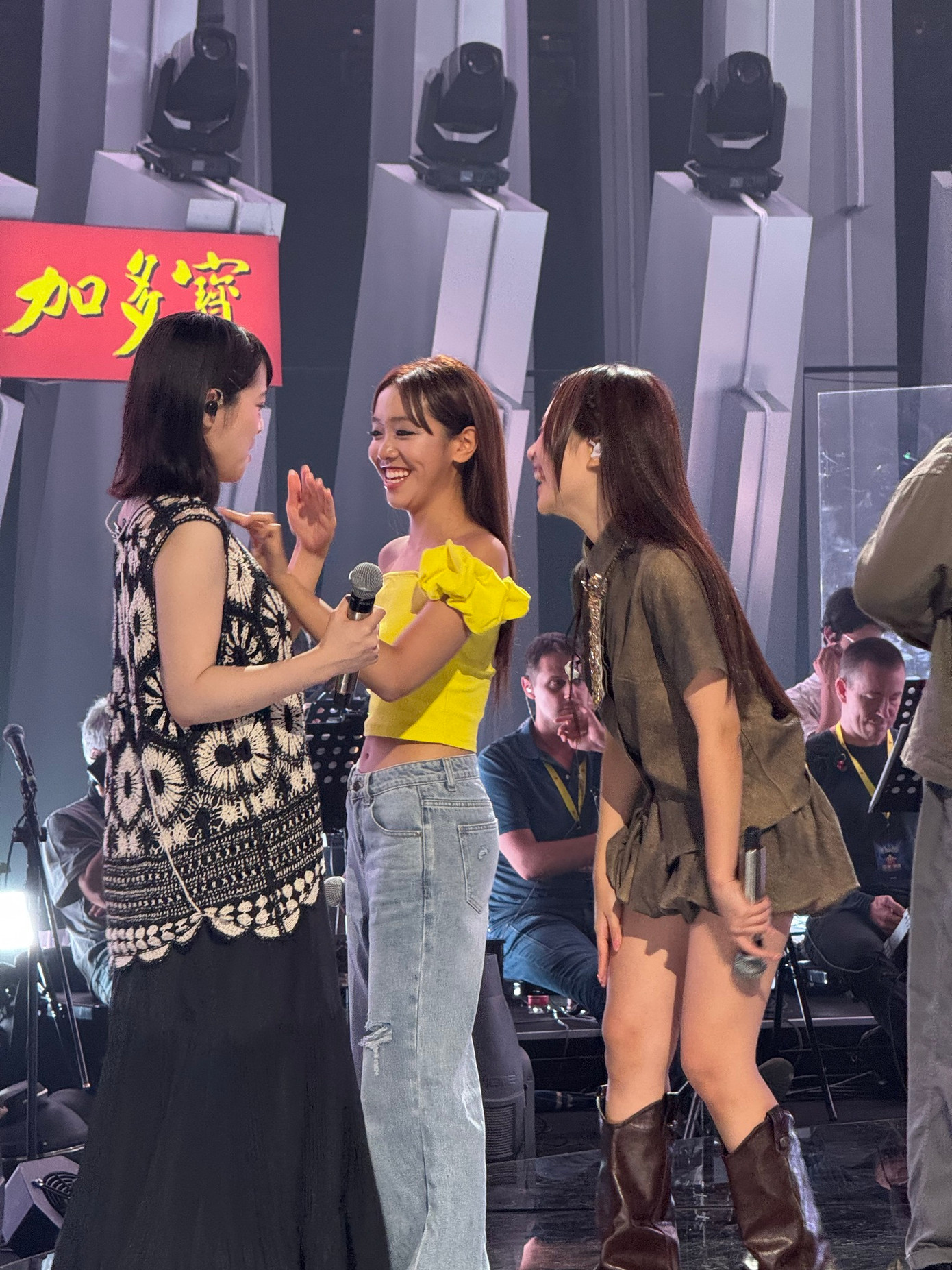 Hậu trường bán kết được nữ ca sĩ chia sẻ. Ảnh: FBNV.