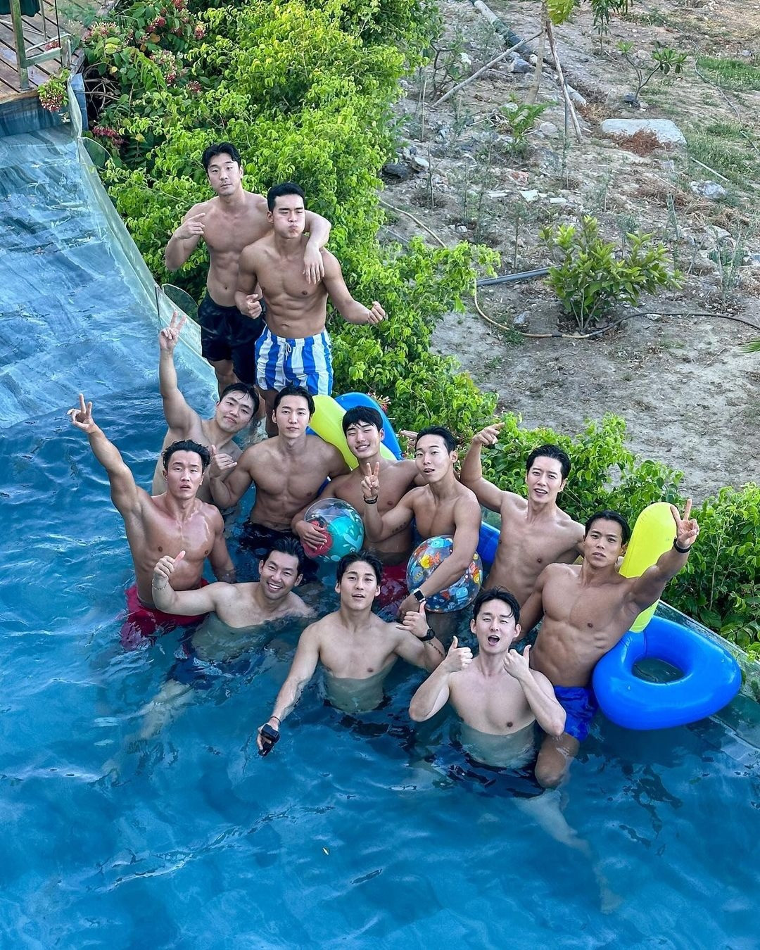 Cả nhóm lưu trú tại resort cao cấp trên núi ở Cam Ranh với tầm mắt hướng ra biển. Cả nhóm lưu trú tại resort cao cấp trên núi ở Cam Ranh với tầm mắt hướng ra biển.