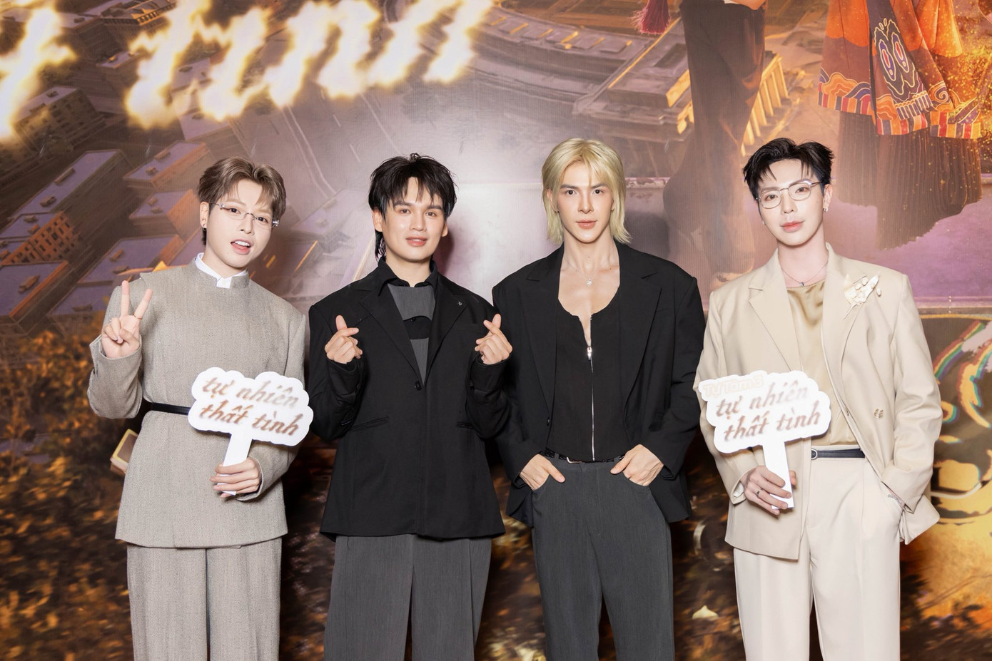 Nguyễn Trần Trung Quân bên cạnh Denis Đặng (tóc bạch kim) và dàn khách mời.