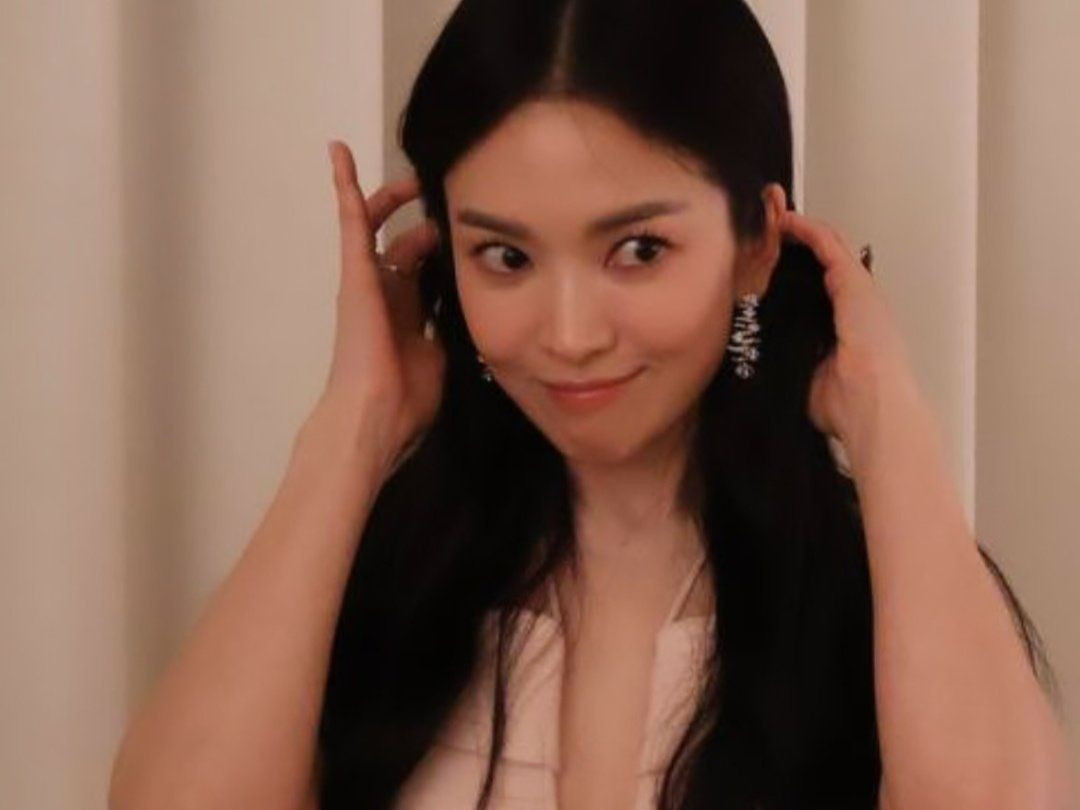 Hình ảnh phía sau hậu trường được Song Hye Kyo đăng tải lên trang cá nhân.