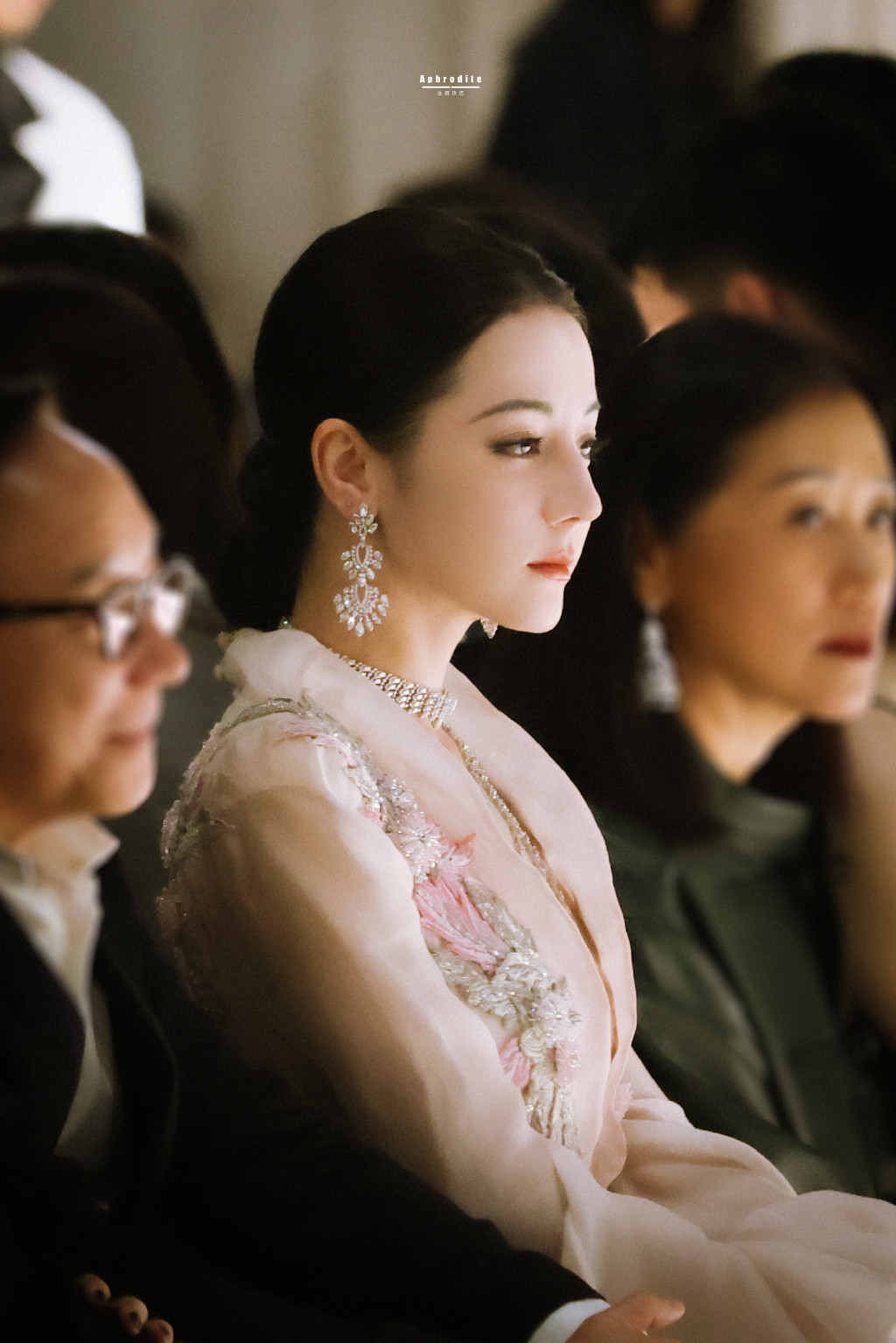 Tạo hình thứ hai của Địch Lệ Nhiệt Ba vẫn là trang phục Haute Couture của GUO PEI Thu Đông 2017 phong cách quý phái, nền nã.